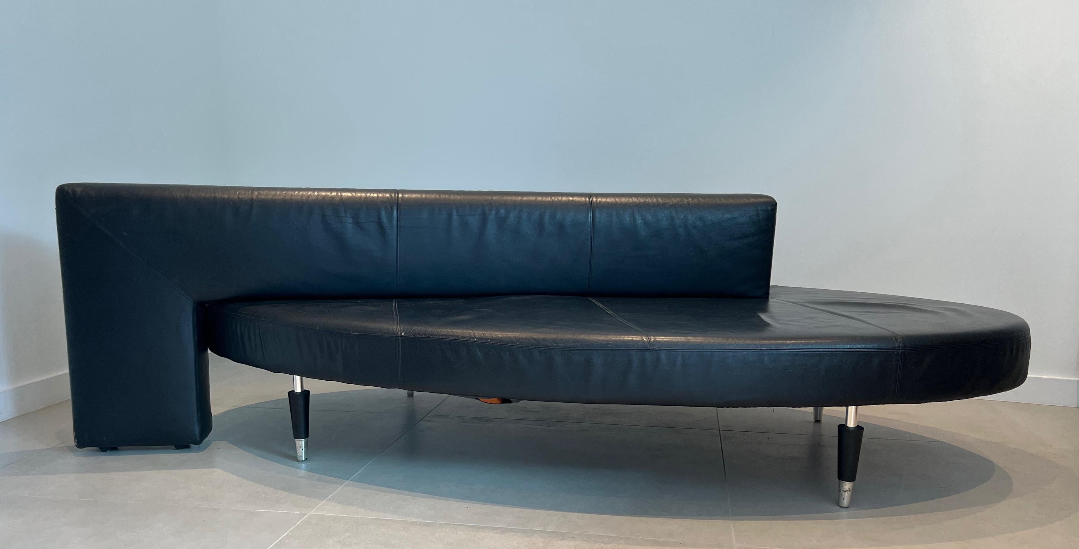 Mid-Century moderno Raro divano in pelle nera dal design ovale. Circa 1970 in vendita