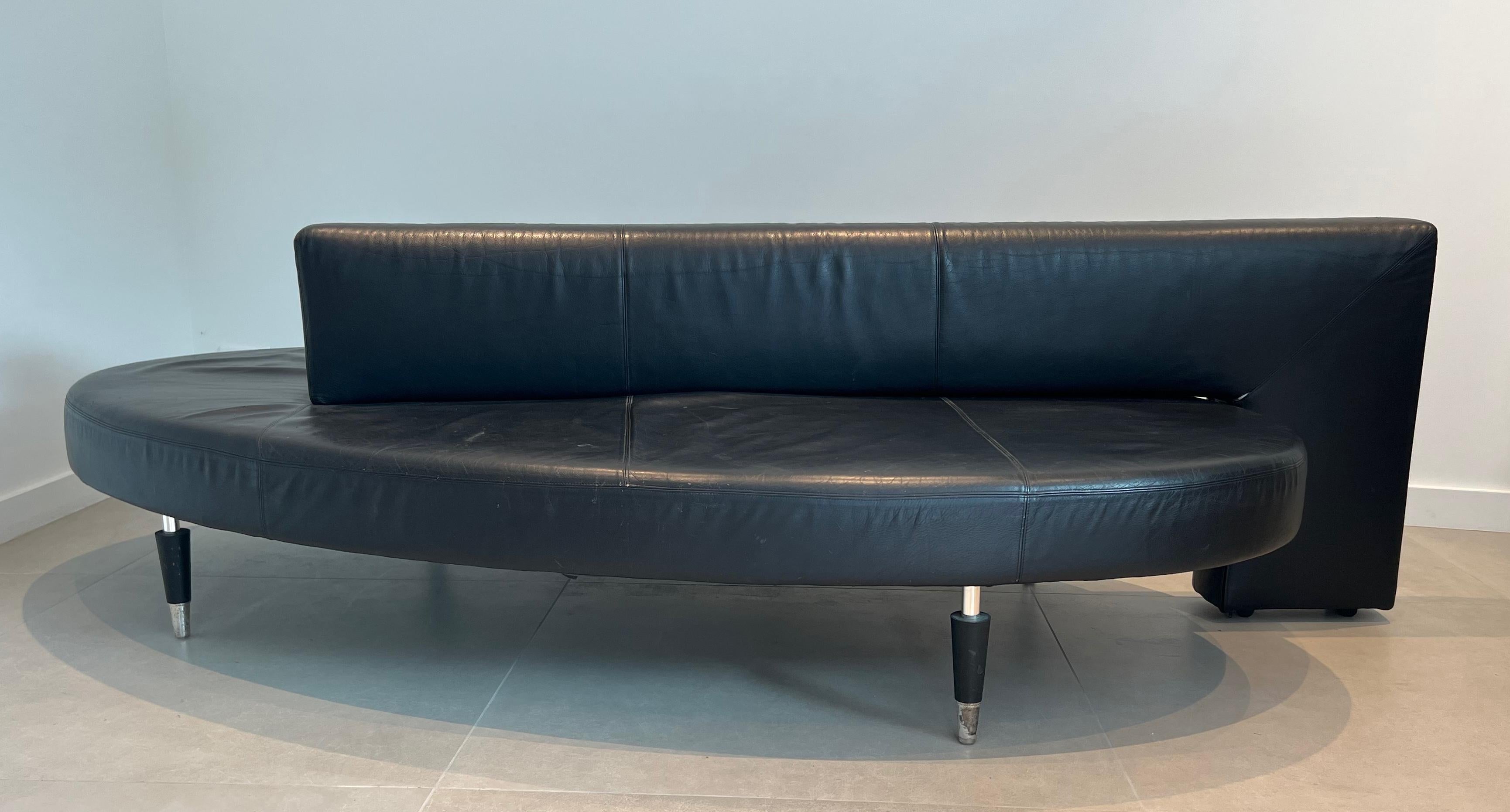 Francese Raro divano in pelle nera dal design ovale. Circa 1970 in vendita