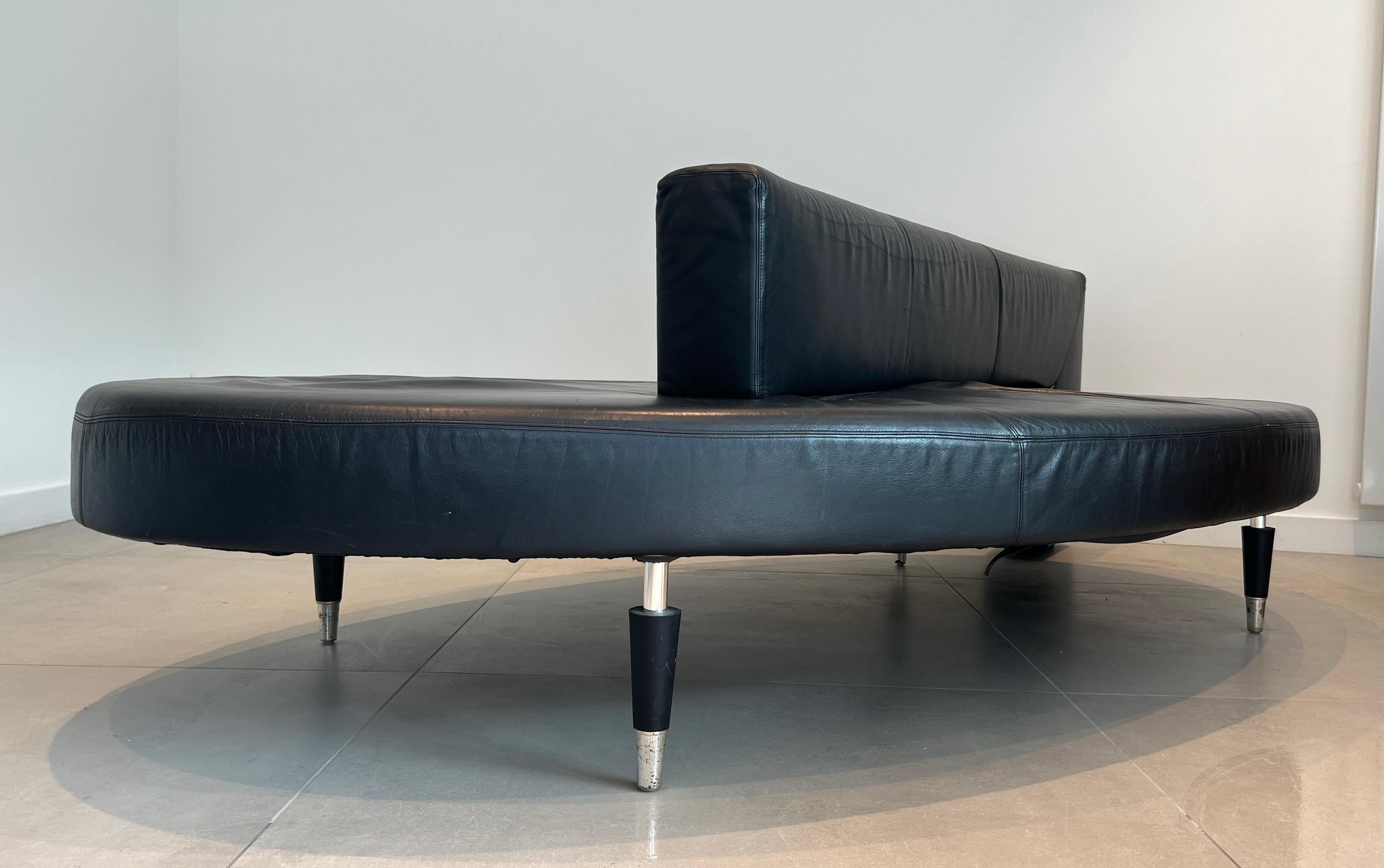 Fine XX secolo Raro divano in pelle nera dal design ovale. Circa 1970 in vendita