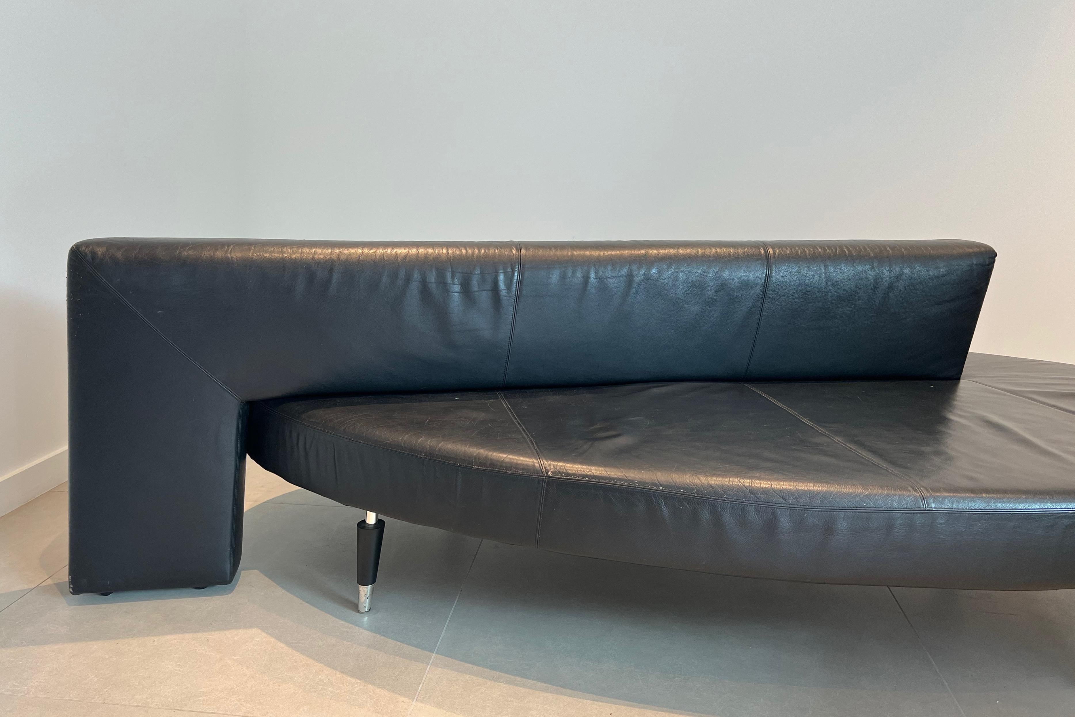 Pelle Raro divano in pelle nera dal design ovale. Circa 1970 in vendita