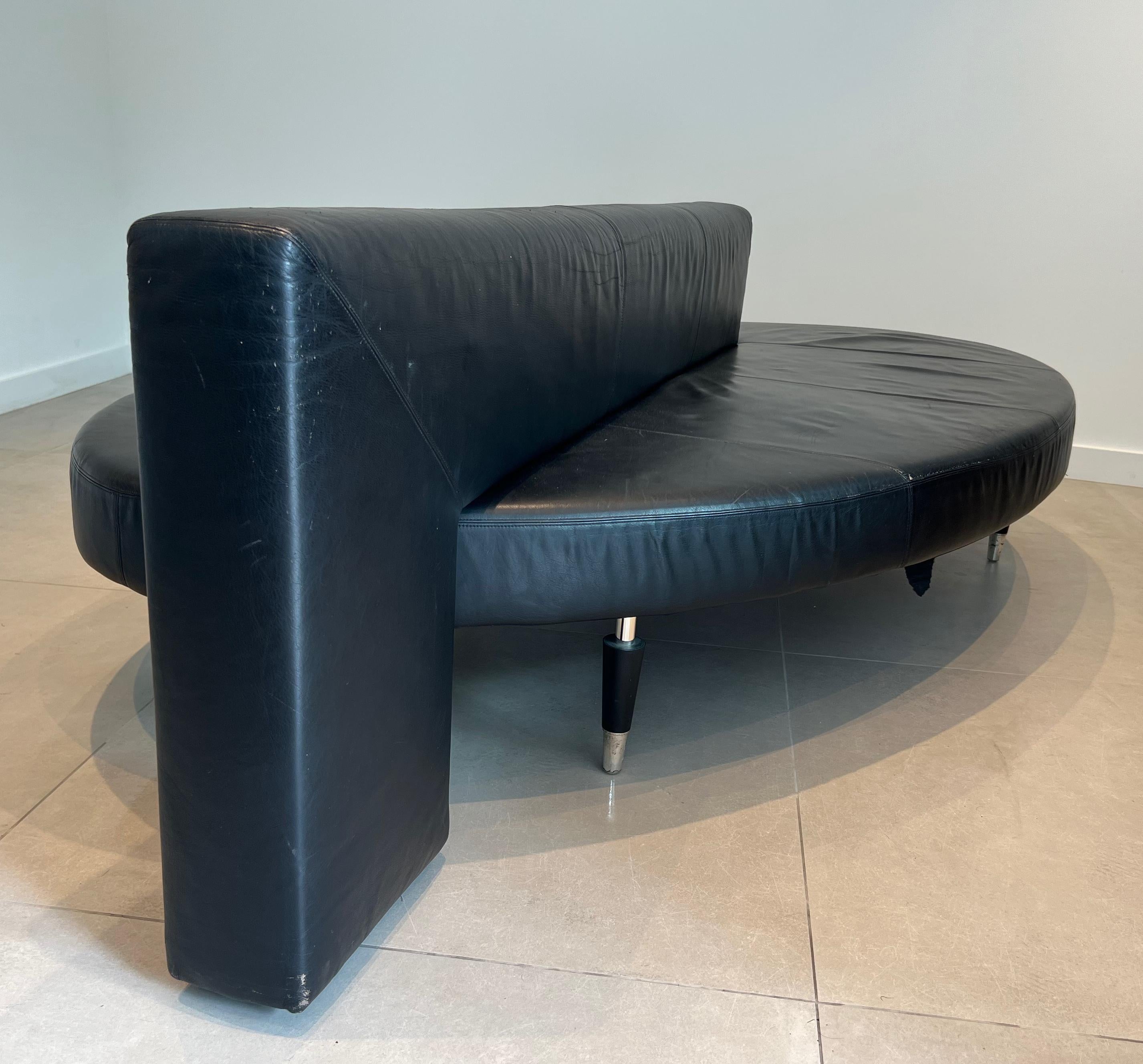 Raro divano in pelle nera dal design ovale. Circa 1970 in vendita 1