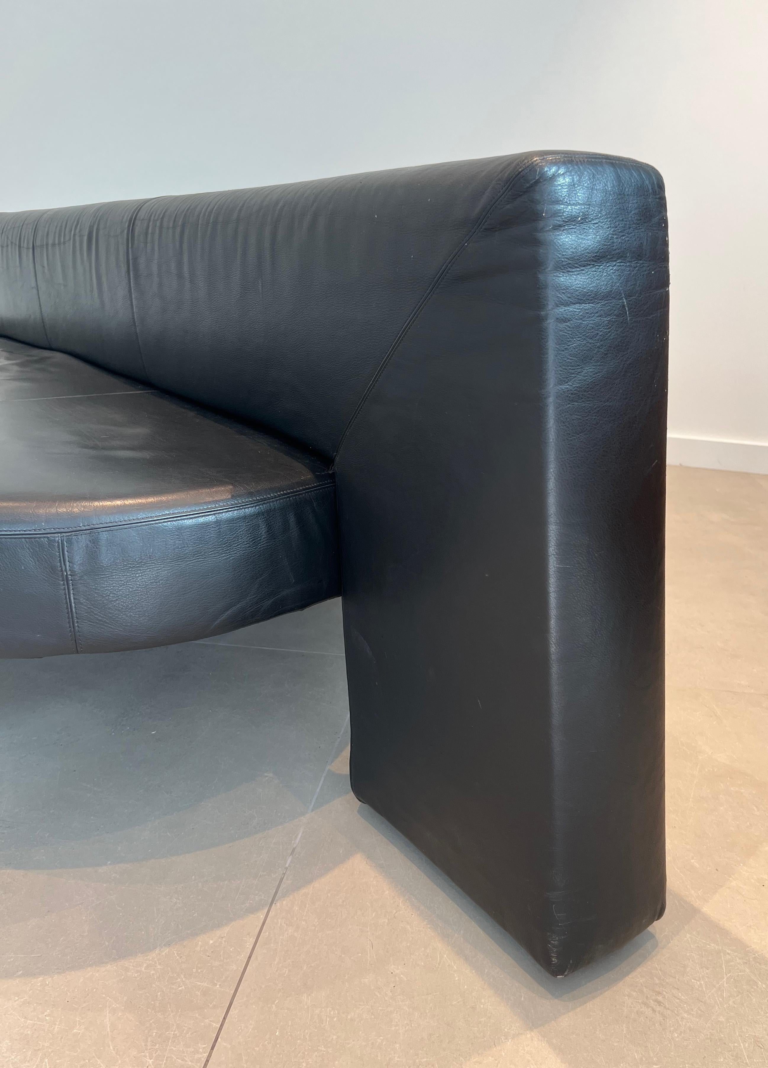 Raro divano in pelle nera dal design ovale. Circa 1970 in vendita 2