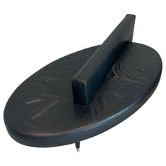 Seltenes Oval Design Schwarzes Leder-Sofa. CIRCA 1970