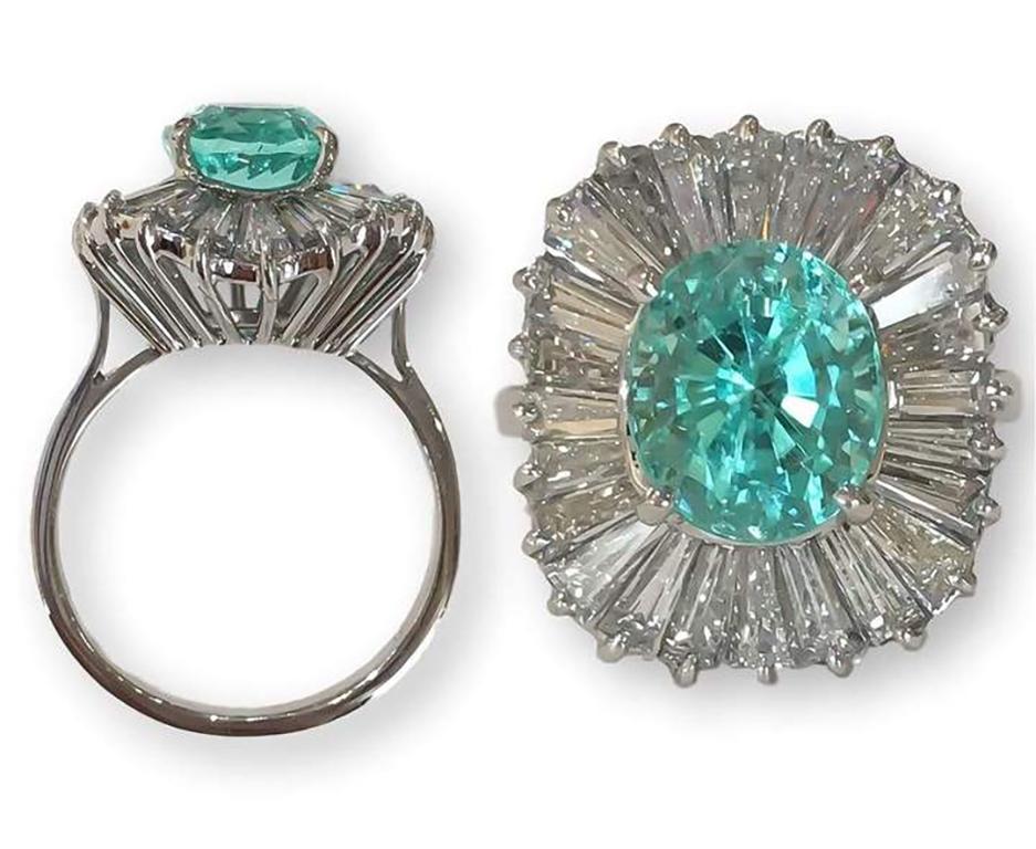 Seltener Fund! Wunderschöner, leuchtender Paraiba-Turmalin, umgeben von Baguette-Diamanten in Ballerina-Form. Die Fassung ist aus 18 Karat Weißgold gefertigt. Der Paraiba-Turmalin wird mit einem IGI-Zertifikat geliefert.

Zentrum: Natürlicher