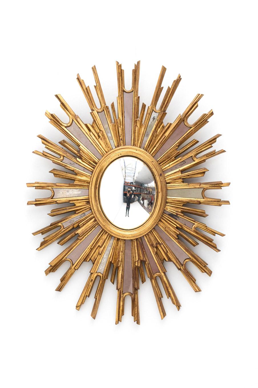 Ovale et convexe Miroir en forme de soleil doré dont les rayons sont incrustés de petits miroirs. 

3 de ces pièces rares sont disponibles, n'hésitez pas à demander plus de photos. 