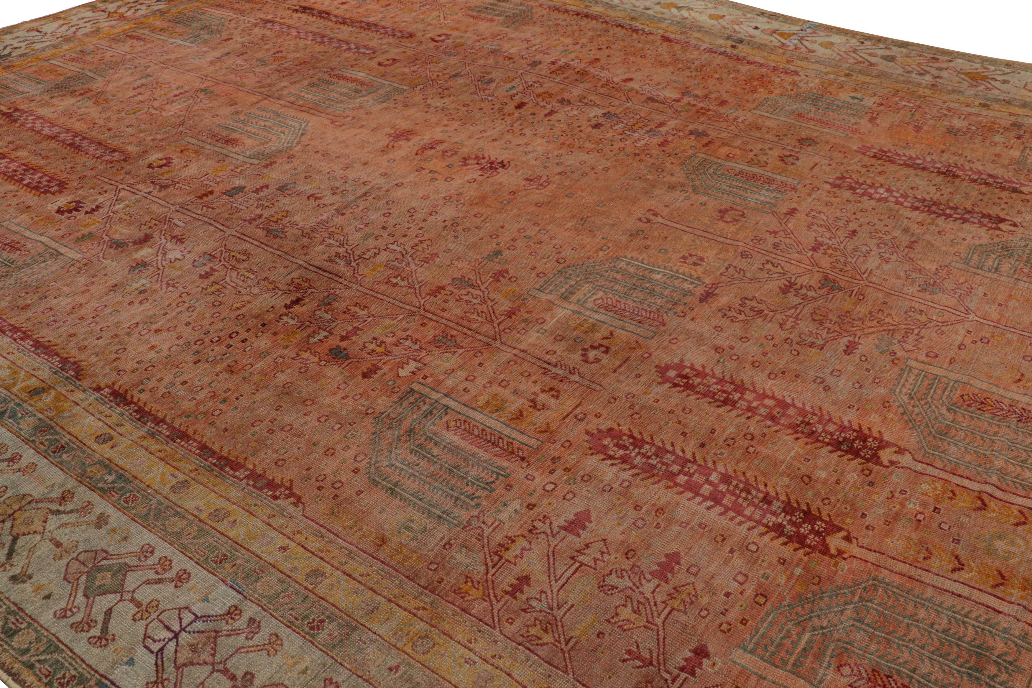 Fabricada con lana anudada a mano y originaria de Turquía hacia 1900-1920, esta alfombra antigua de gran tamaño de 13x17 es un hallazgo especialmente raro y majestuoso en las alfombras Oushak de su época: un ejemplo espacioso e intrincado del