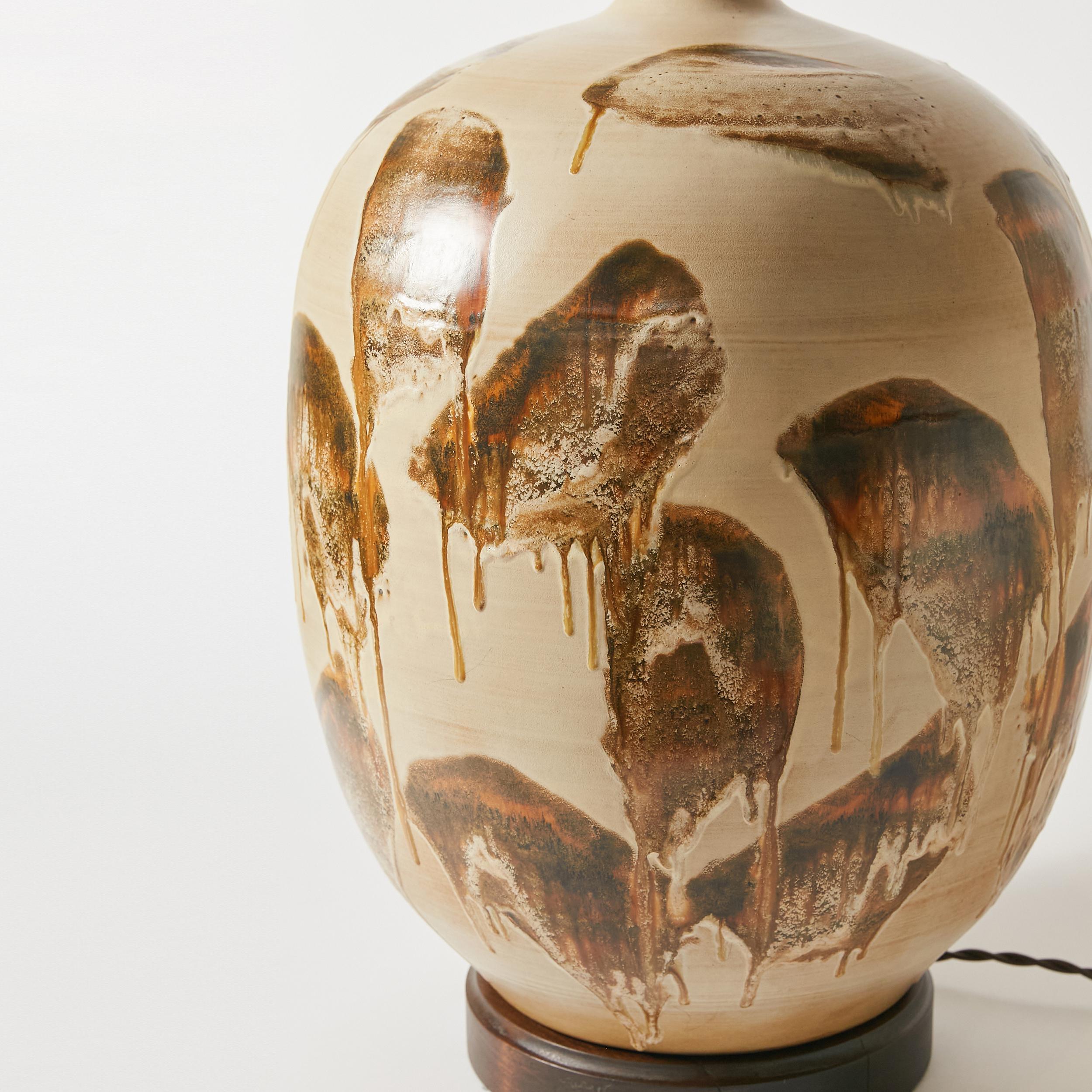 Vernissé Rare lampe de table surdimensionnée en céramique du milieu du siècle dernier en vente