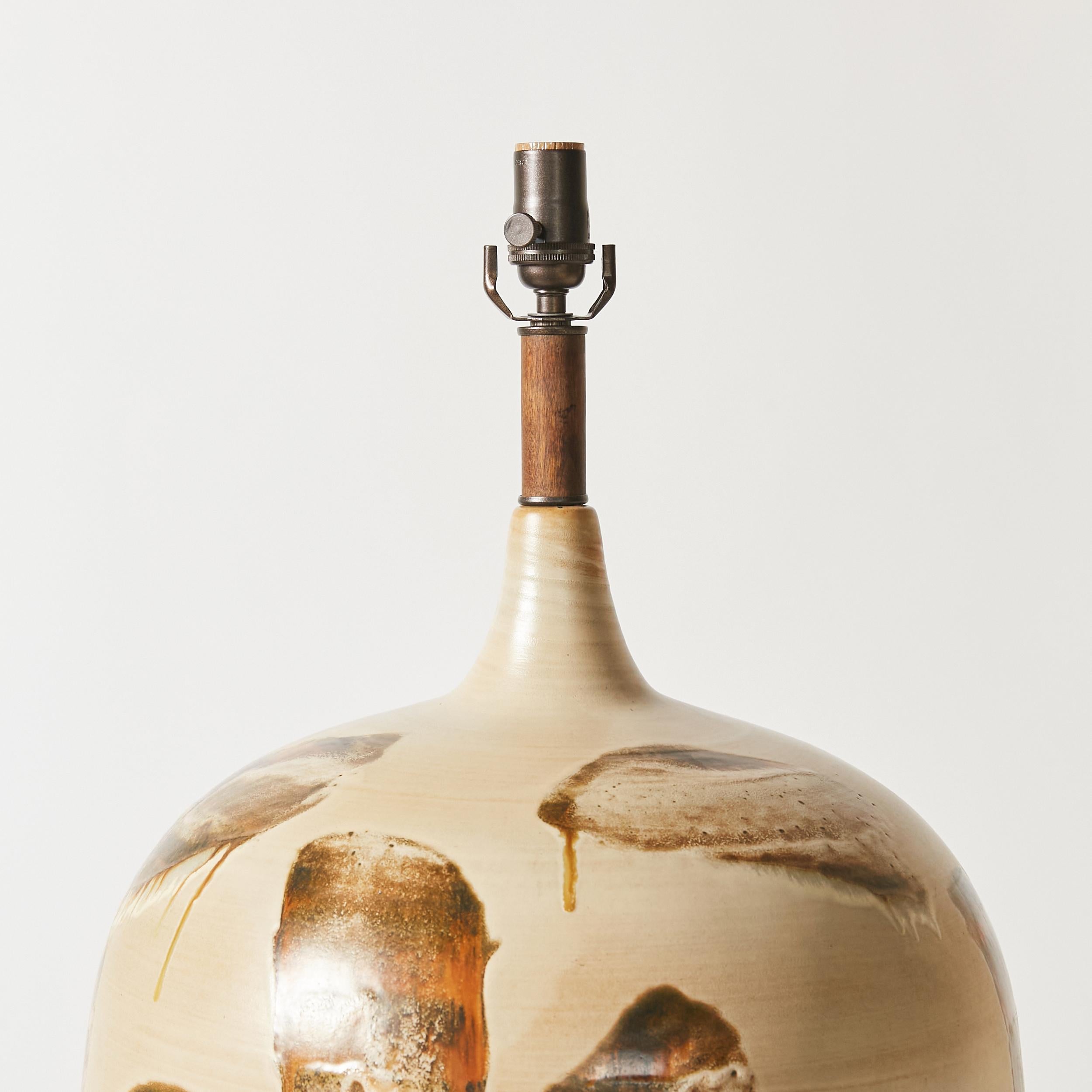 Rare lampe de table surdimensionnée en céramique du milieu du siècle dernier Bon état - En vente à Philadelphia, PA