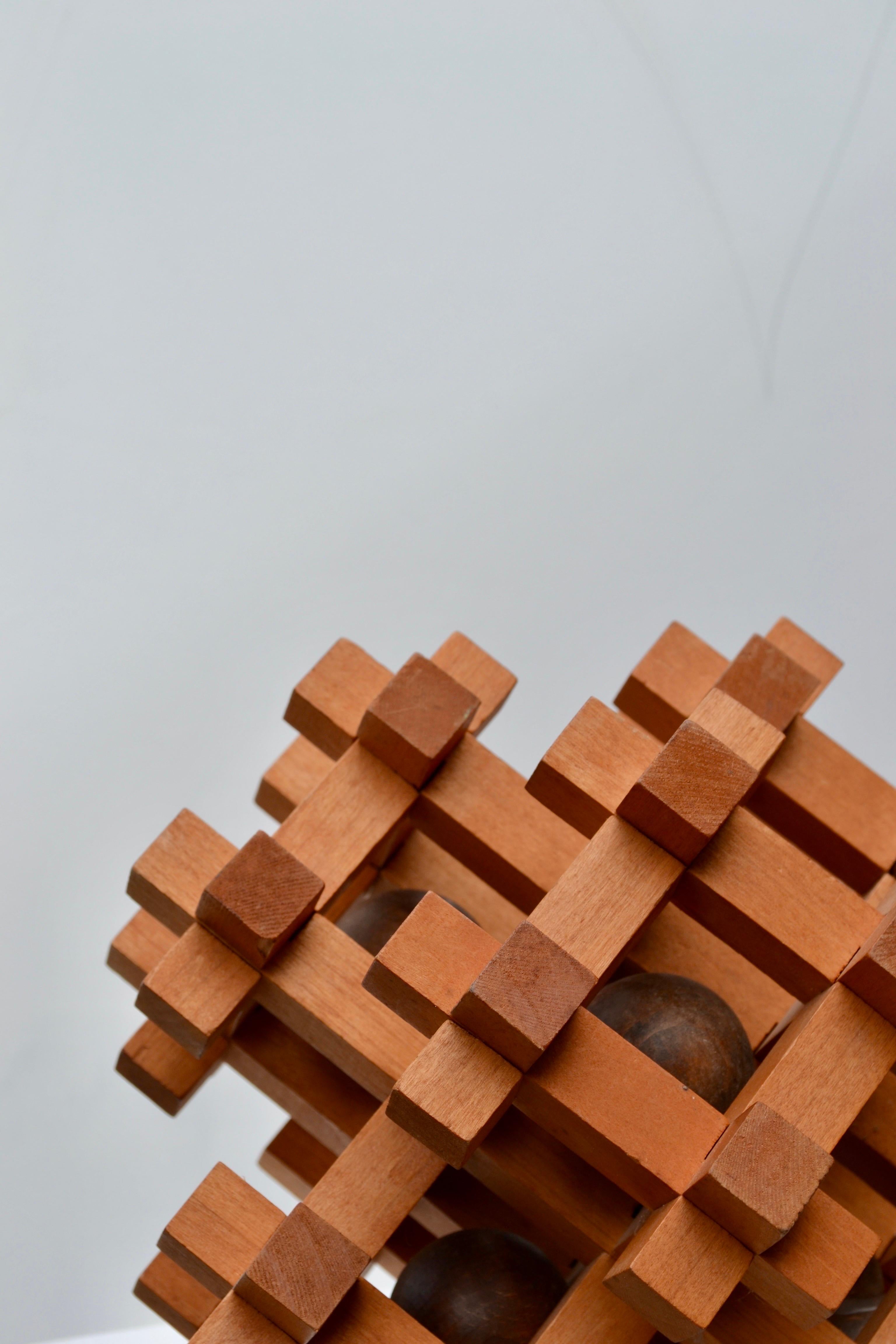 Rara escultura de puzzle de madera sobredimensionada de 3 niveles de Sori Yanagi

Esta llamativa escultura rompecabezas de madera de gran tamaño fue creada por el renombrado diseñador japonés Sori Yanagi, célebre en todo el mundo por sus icónicos