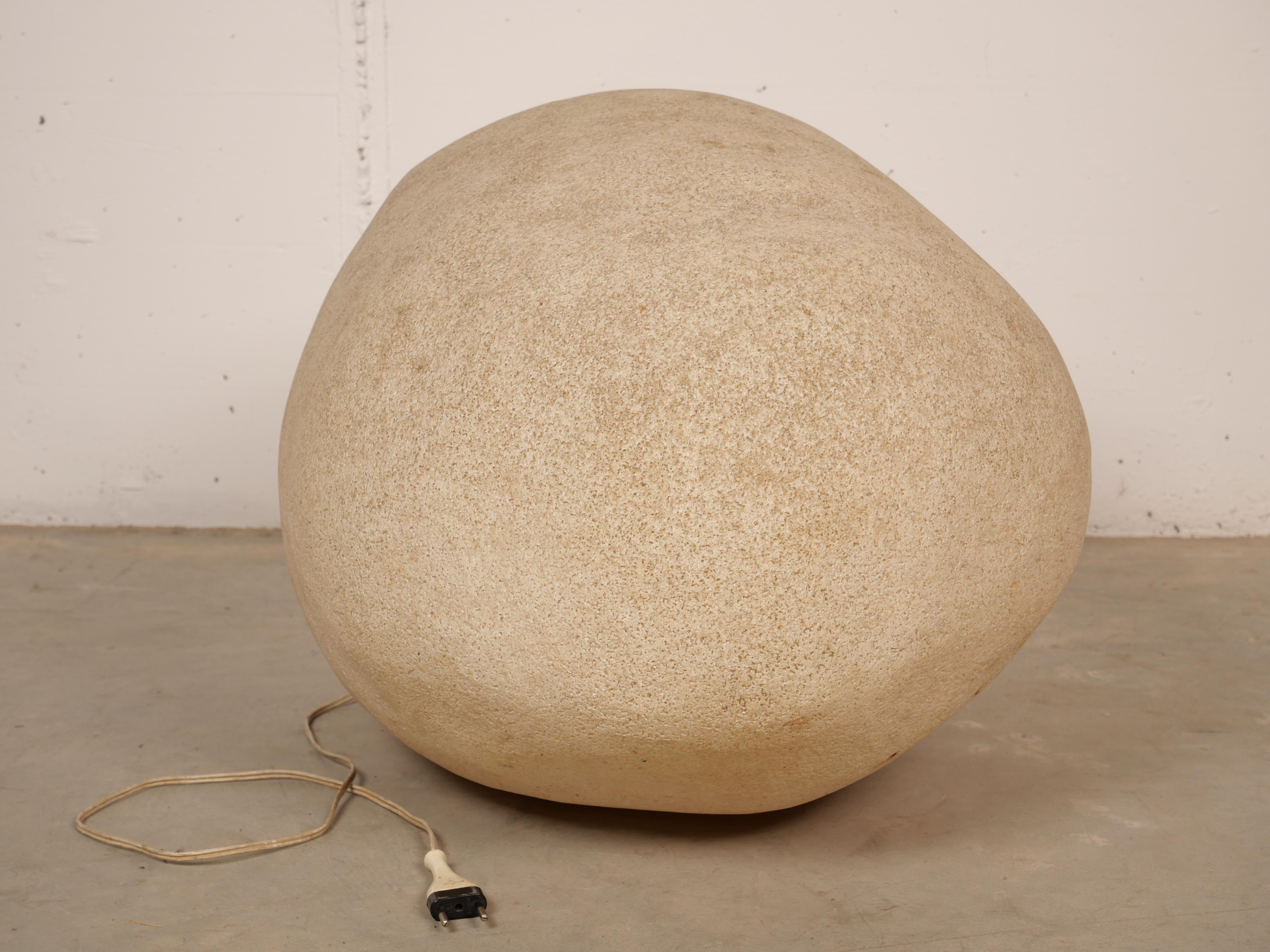 Rare lampe en pierre surdimensionnée 