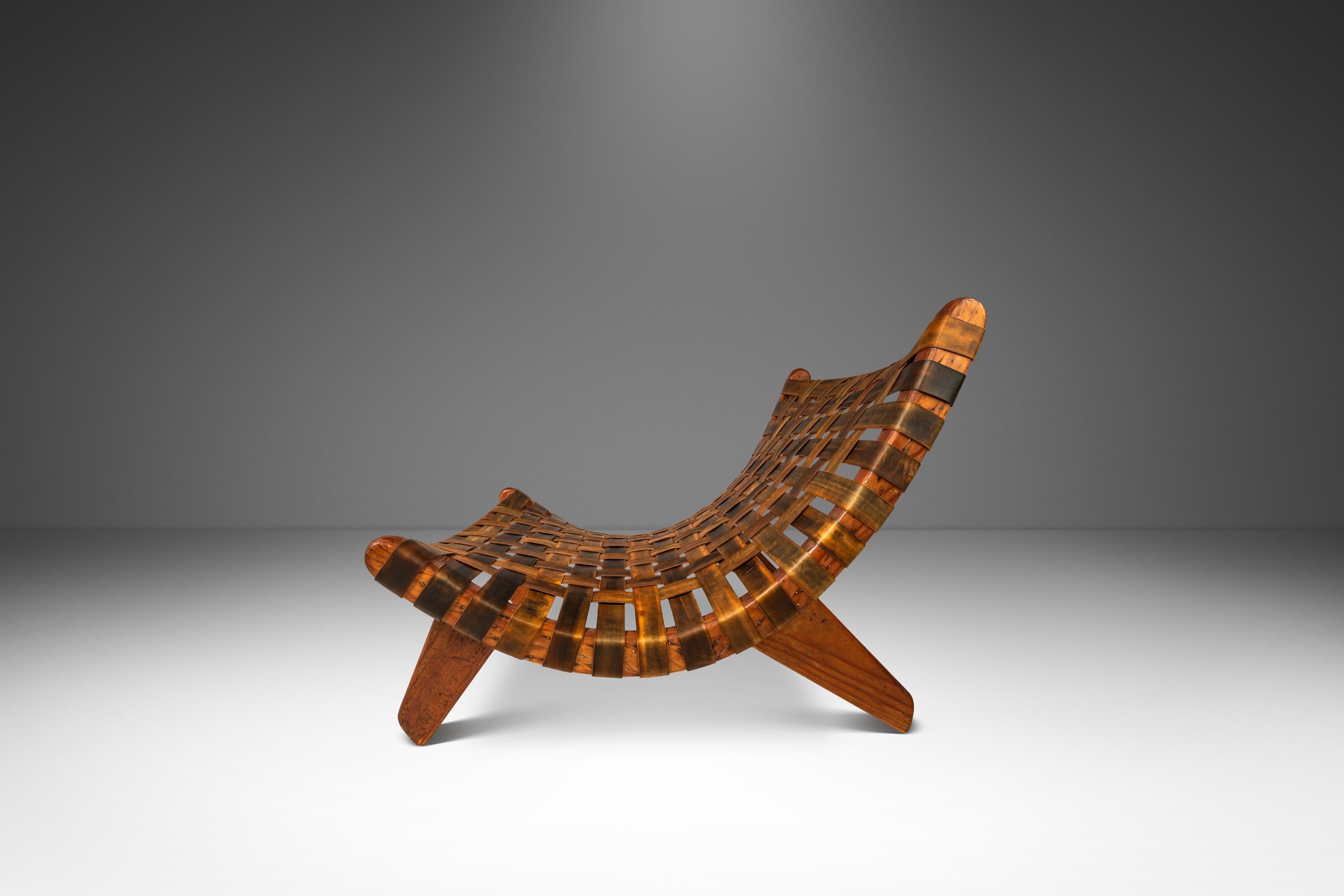 Voici une chaise scoop unique en son genre, construite à la manière de José Zanine Caldas. Construite à partir d'un cadre en Douglas massif et dotée de nouvelles sangles découpées et teintes à la main dans un cuir végétal pleine fleur, cette chaise