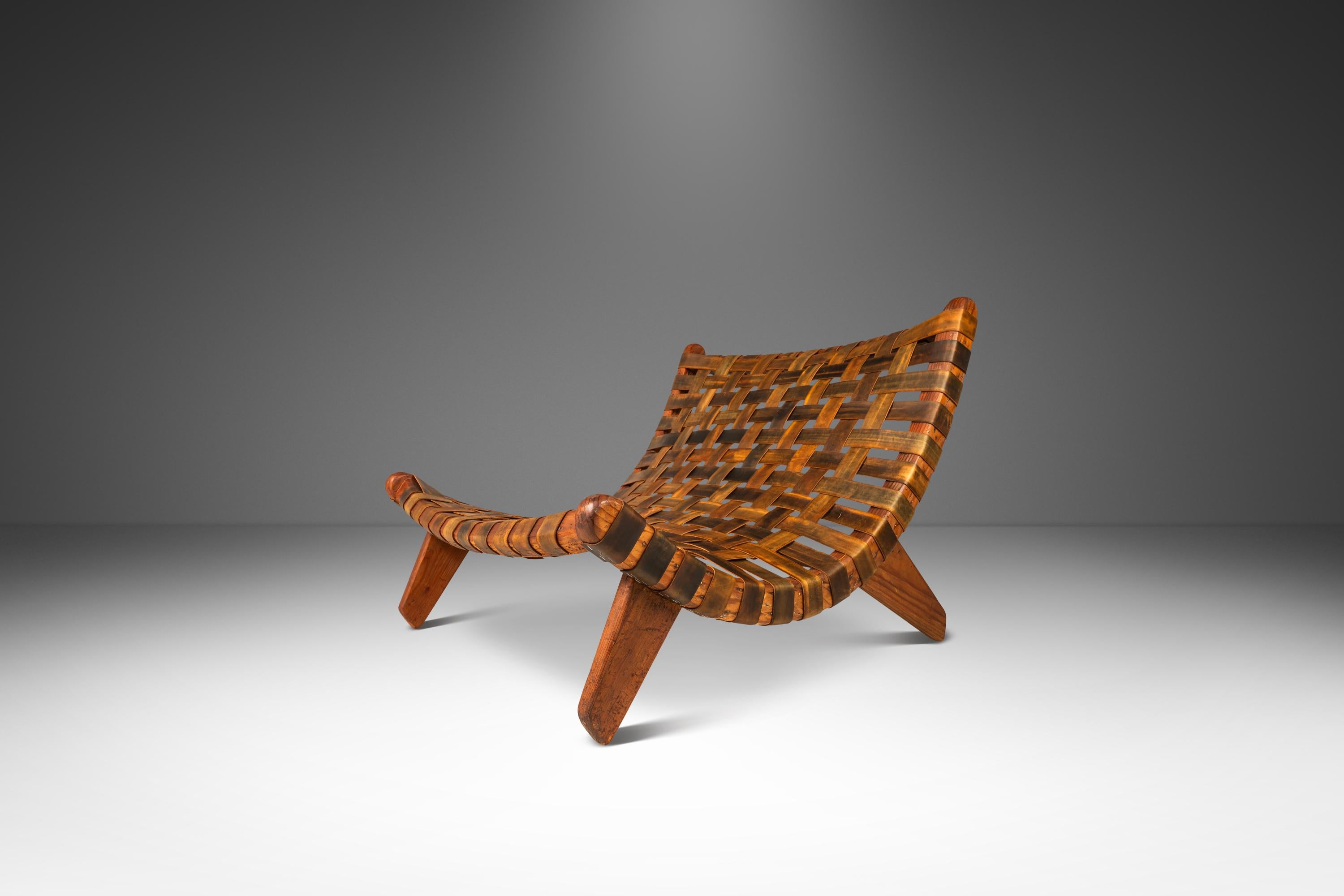 Chêne Rare chaise Scoop surdimensionnée d'après José Zanine Caldas, Mòveis Artísticos Z, années 1950 en vente