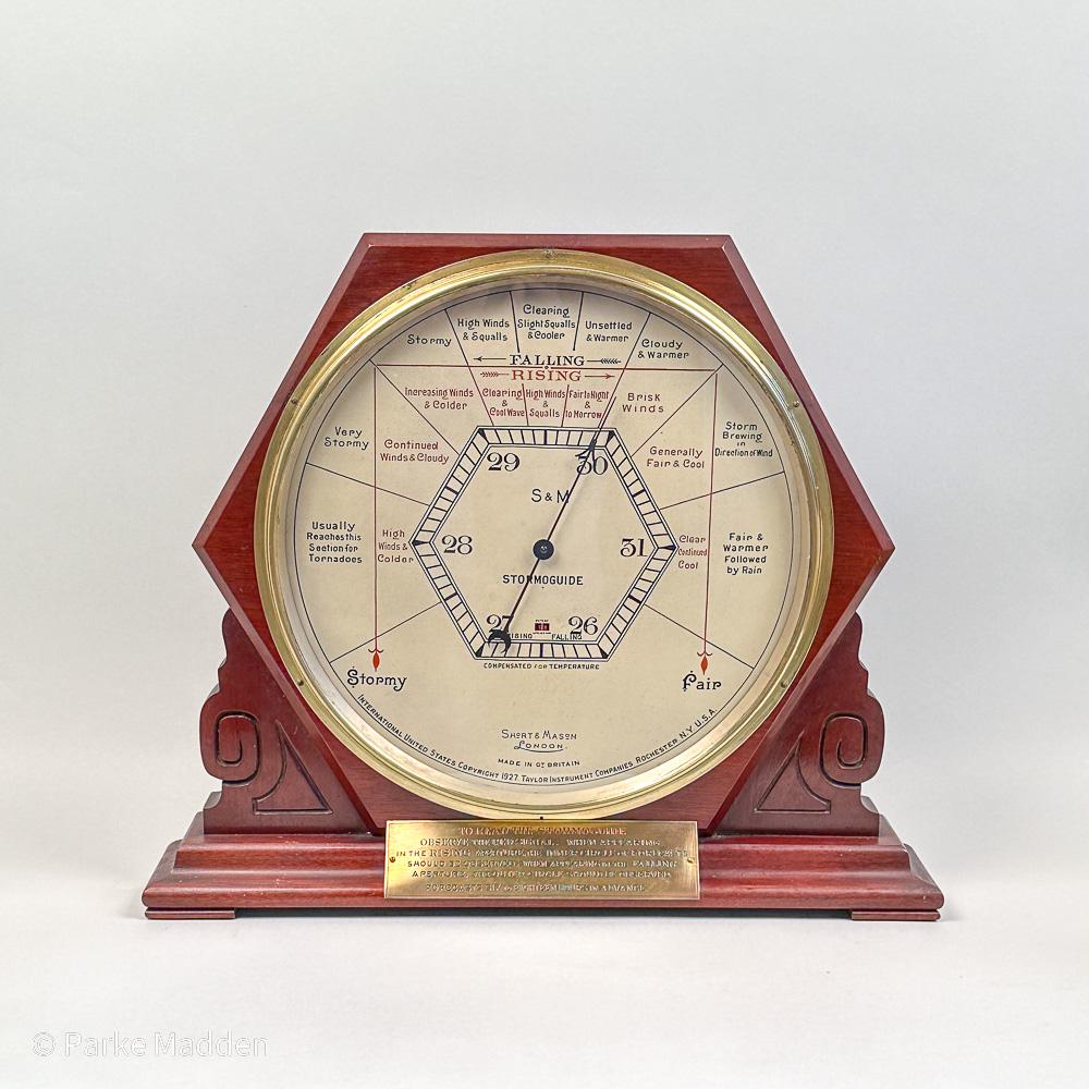 Rare baromètre Stormoguide surdimensionné de Short & Mason circa 1930. Le cadran de ce baromètre, qui peut être utilisé comme présentoir de magasin, est deux fois plus grand que les baromètres anéroïdes Stormoguide que l'on trouve plus couramment.