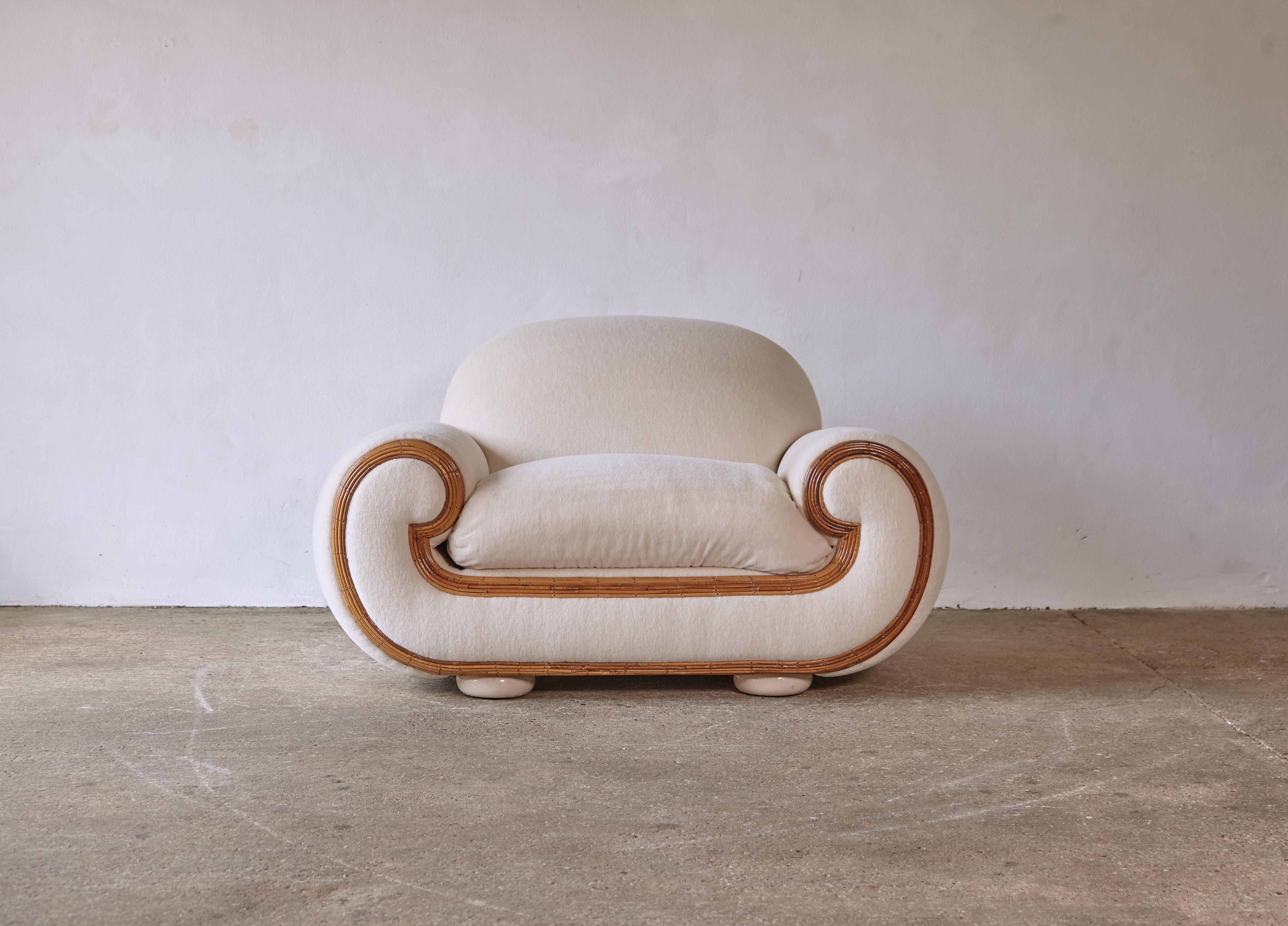 Un énorme, rare et surdimensionné fauteuil / causeuse Vivai del Sud, Italie, années 1970/80. Nouvellement revêtu d'un tissu crème de qualité supérieure, 100 % Alpaga. Une pièce vraiment amusante - veuillez vérifier les dimensions car cette chaise