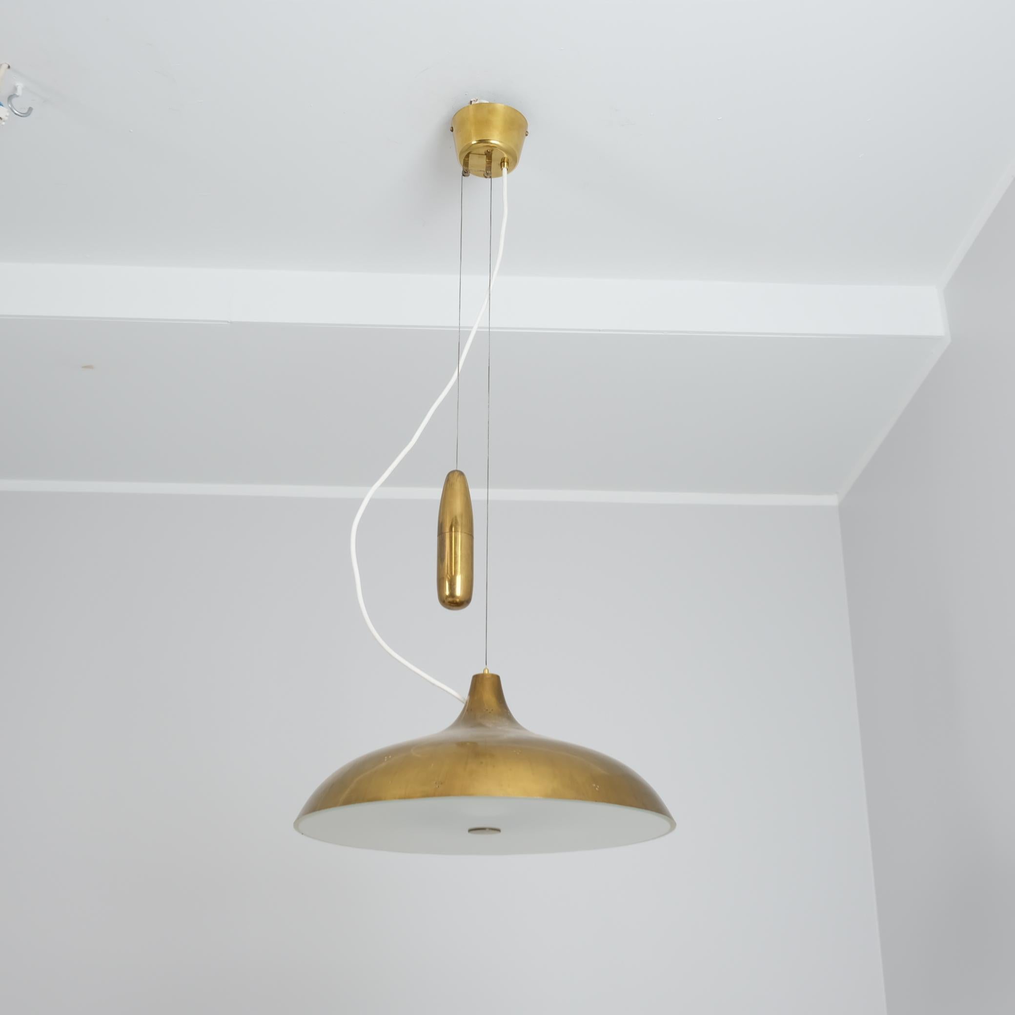 Una rarissima versione precedente della lampada da soffitto regolabile modello A1965, progettata da Paavo Tynell e prodotta da Taito Oy negli anni '40 in Finlandia. Questa versione è dotata di uno speciale contrappeso libero, che può essere