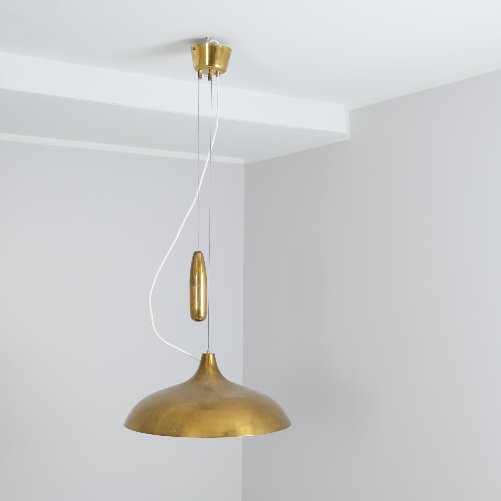 Scandinavo moderno Raro pendente da soffitto regolabile in ottone traforato Paavo Tynell A1965, Taito 1940s in vendita