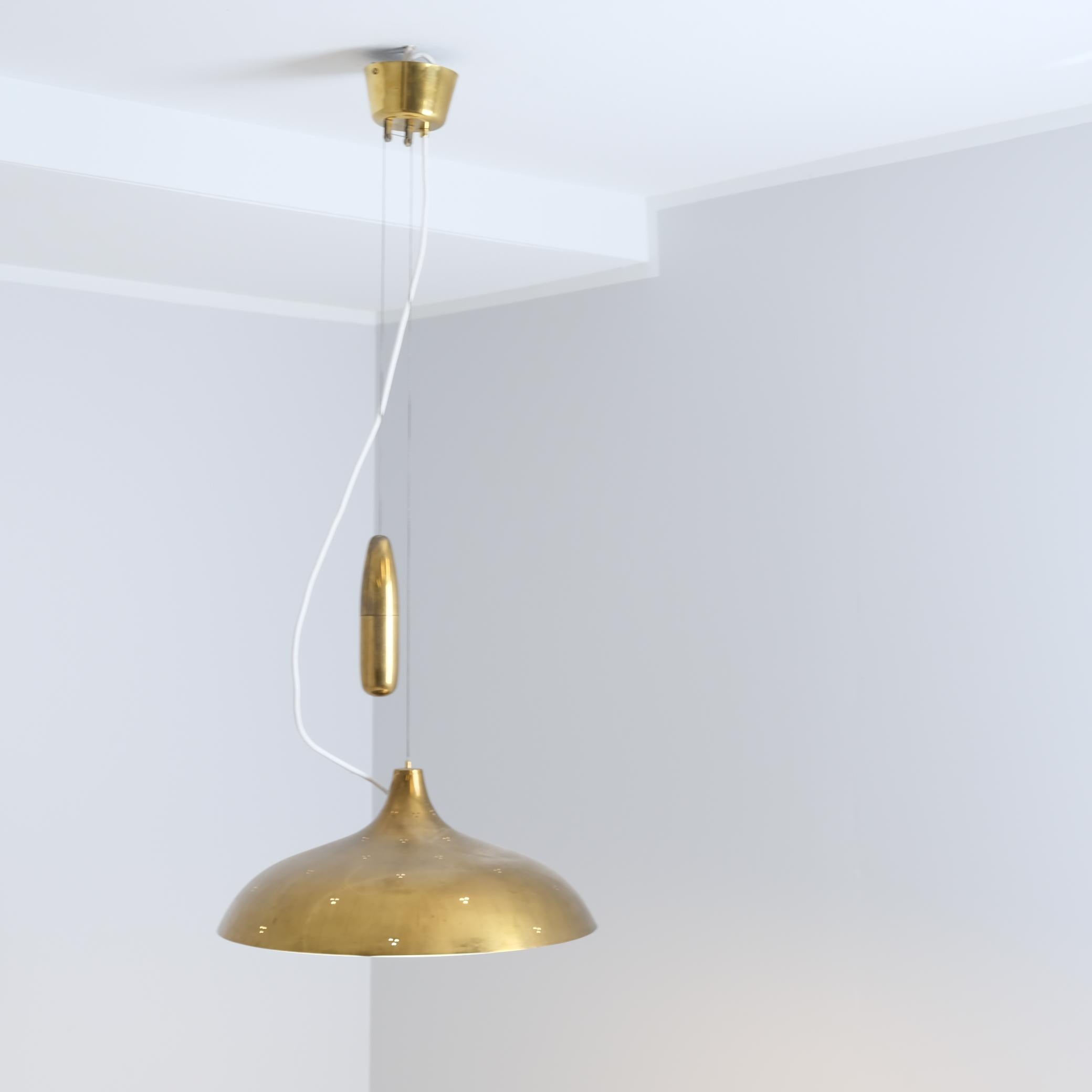 Finlandese Raro pendente da soffitto regolabile in ottone traforato Paavo Tynell A1965, Taito 1940s in vendita