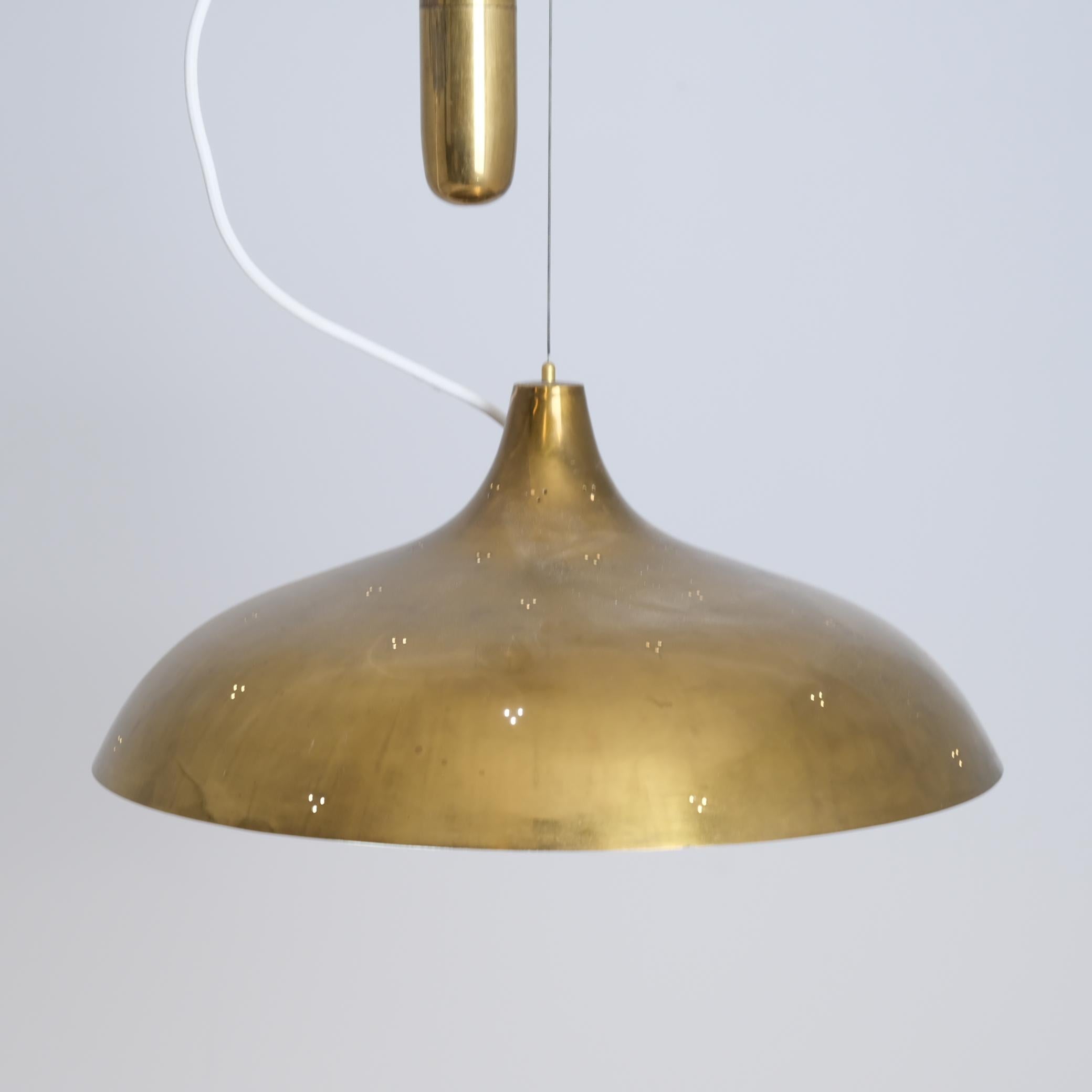 Raro pendente da soffitto regolabile in ottone traforato Paavo Tynell A1965, Taito 1940s In condizioni buone in vendita a Helsinki, FI