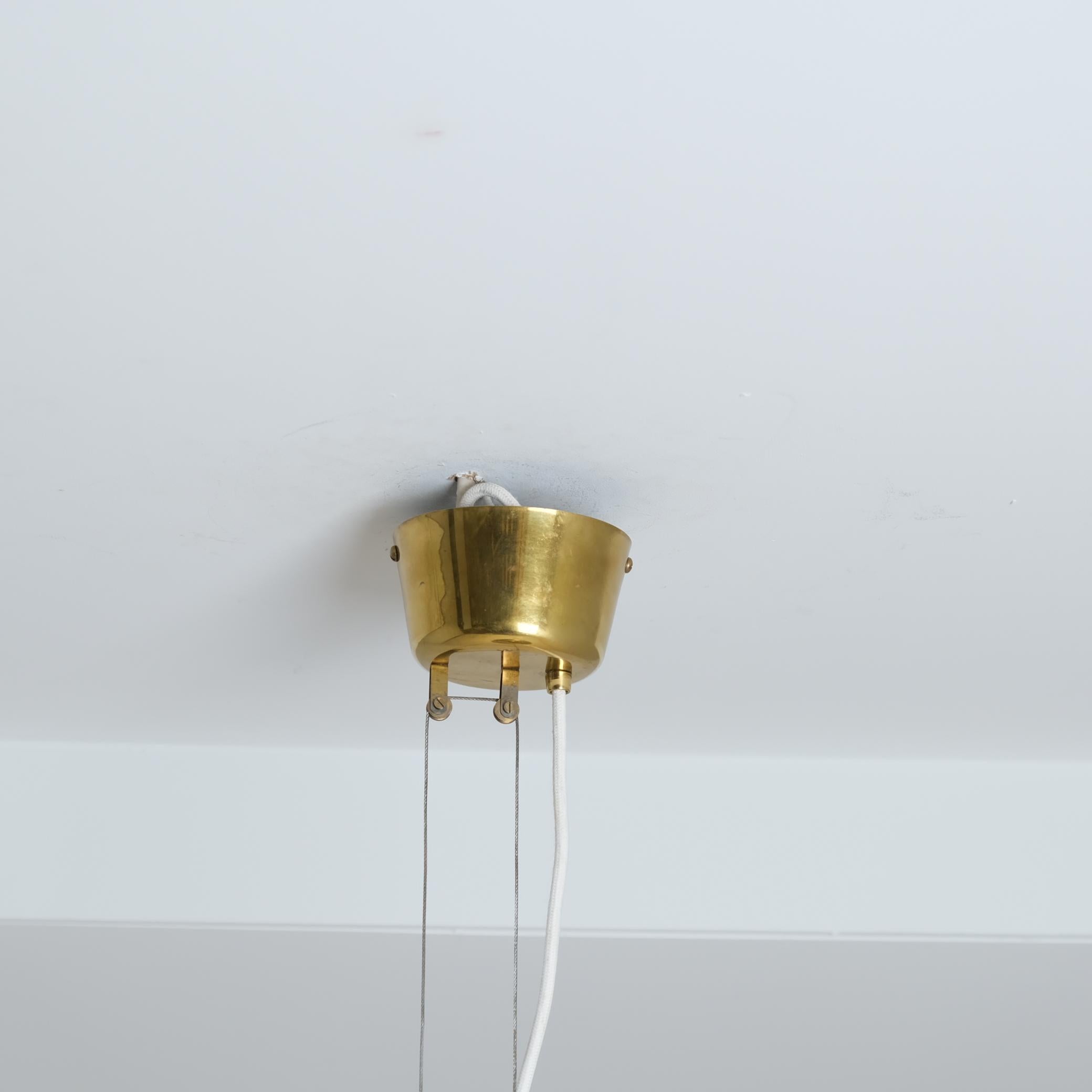 Metà XX secolo Raro pendente da soffitto regolabile in ottone traforato Paavo Tynell A1965, Taito 1940s in vendita