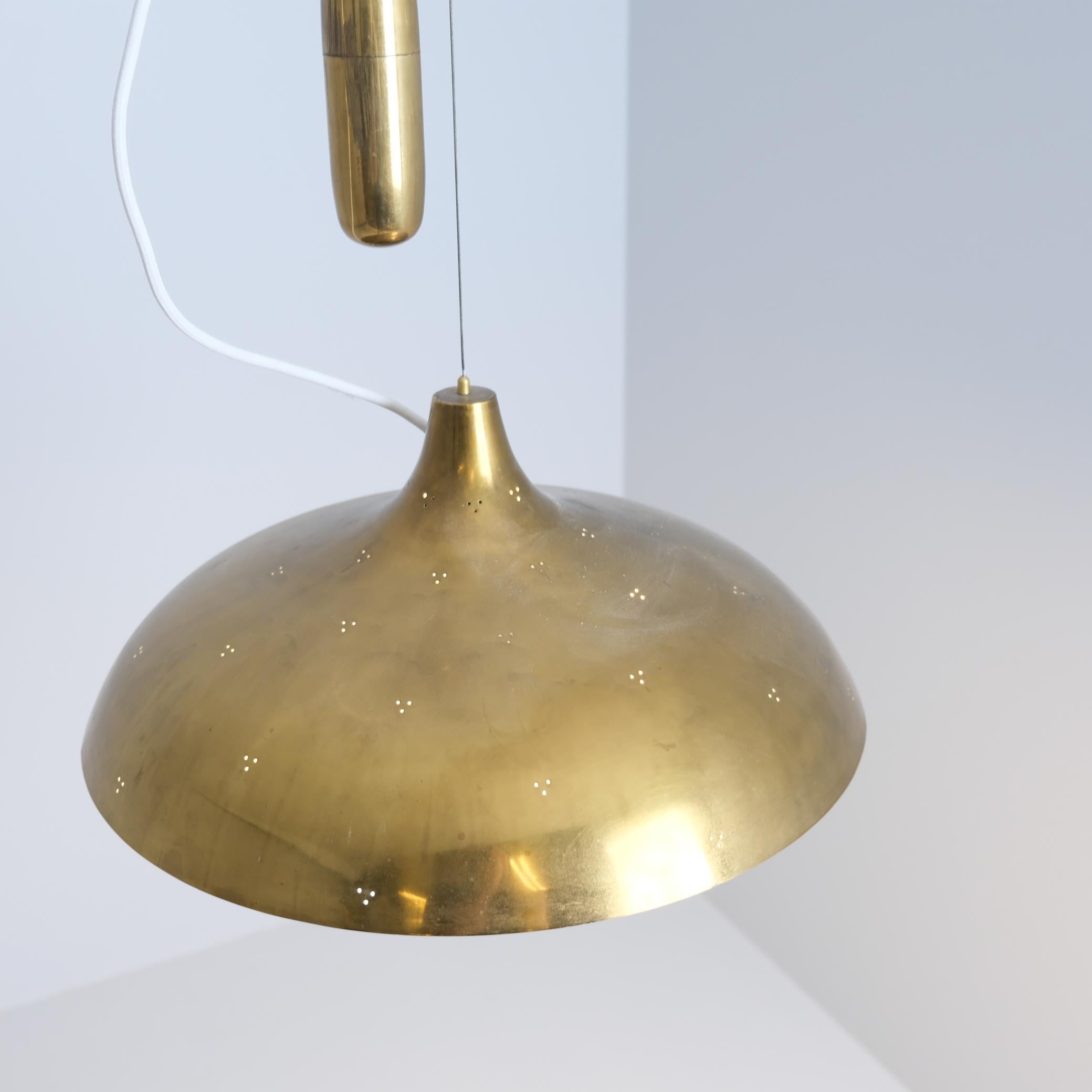 Raro pendente da soffitto regolabile in ottone traforato Paavo Tynell A1965, Taito 1940s in vendita 1
