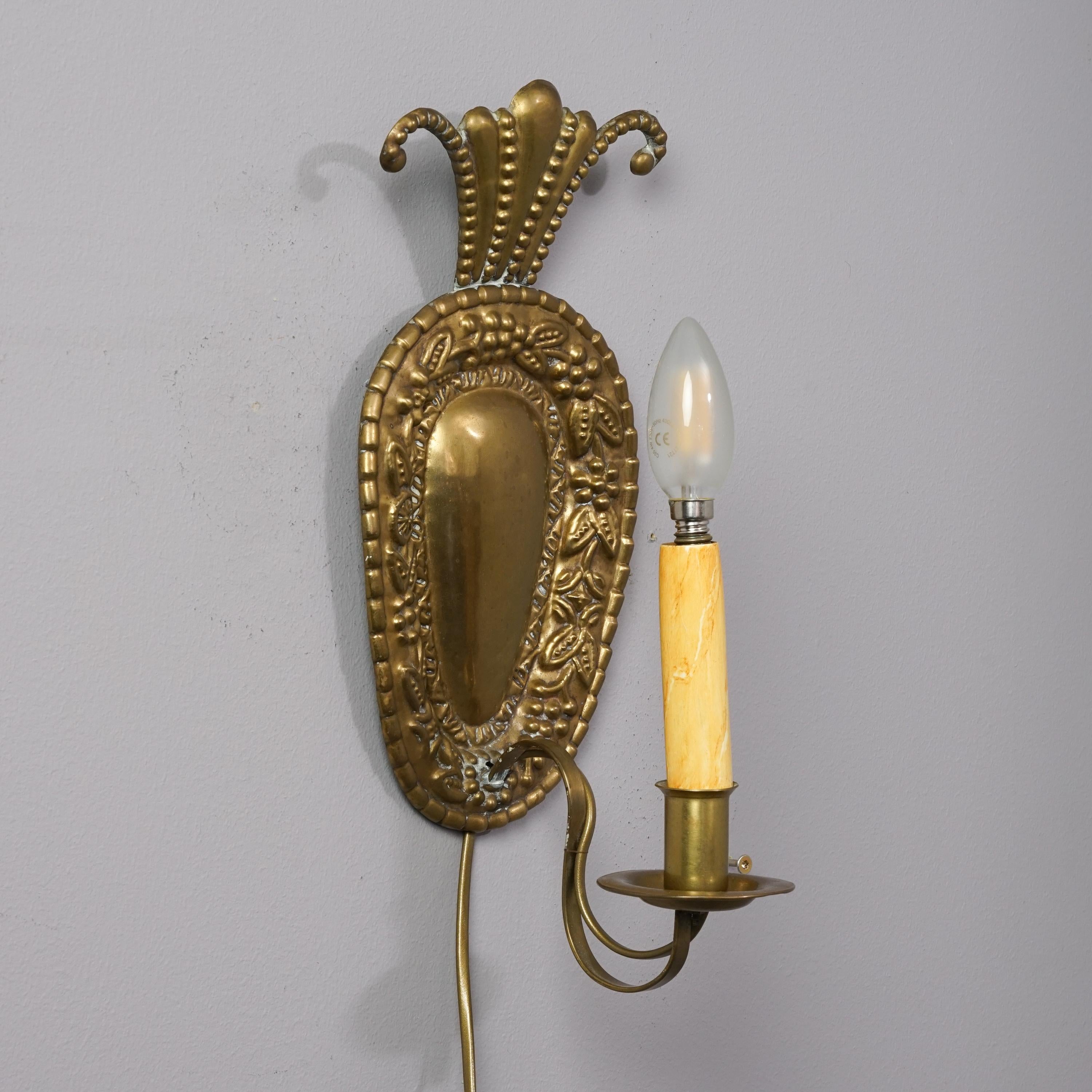 Rare Paavo Tynell Art Deco wall sconce for Taito Oy from the 1920s/1930s. Brass. Good vintage condition, minor wear consistent with age and use.