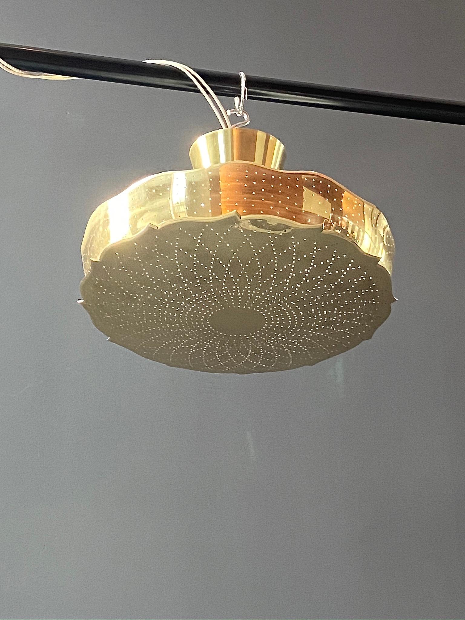 Rare Paavo Tynell pierced brass bowl chandelier (4 lights) model no. 9071 made by Taito OY, circa 1950s. Impressed trademark mark of Taito - Tynell at the base of stem ‘TT Taito Made in Finland 9071’.

This chandelier comes from an award winning