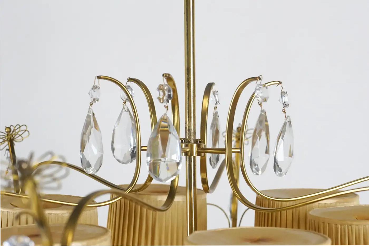 Paavo Tynell par Taito OY, modèle 3380 lustre fantaisiste en cristal et laiton Bon état - En vente à Hudson, NY