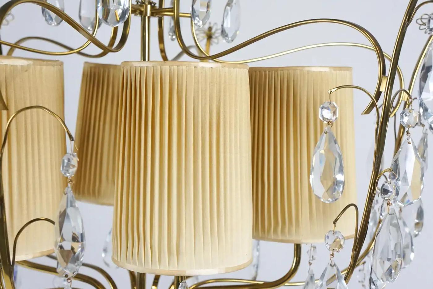 Milieu du XXe siècle Paavo Tynell par Taito OY, modèle 3380 lustre fantaisiste en cristal et laiton en vente