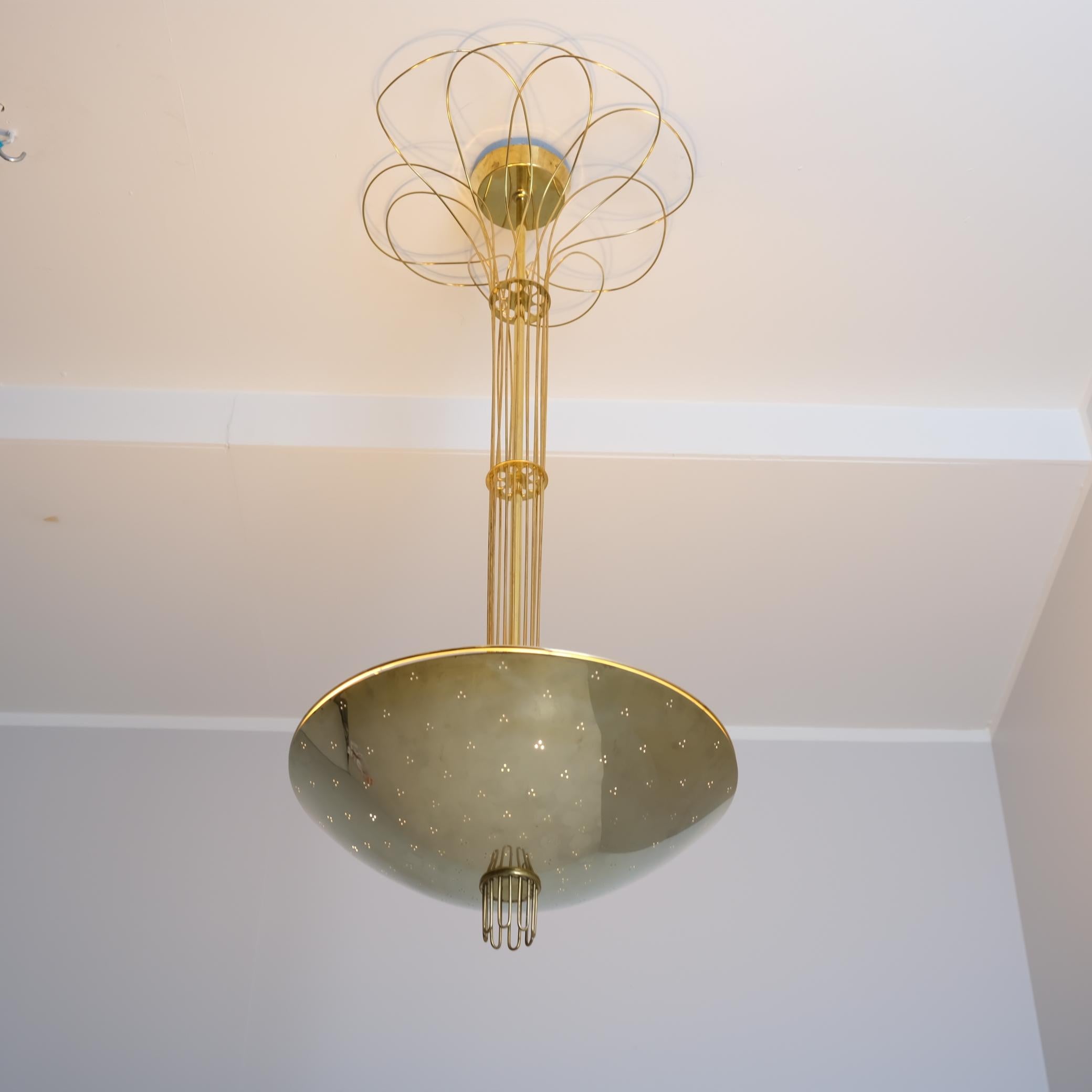 Rara lámpara Paavo Tynell de latón perforado y decoración de alambre, Taito años 50 en venta 3
