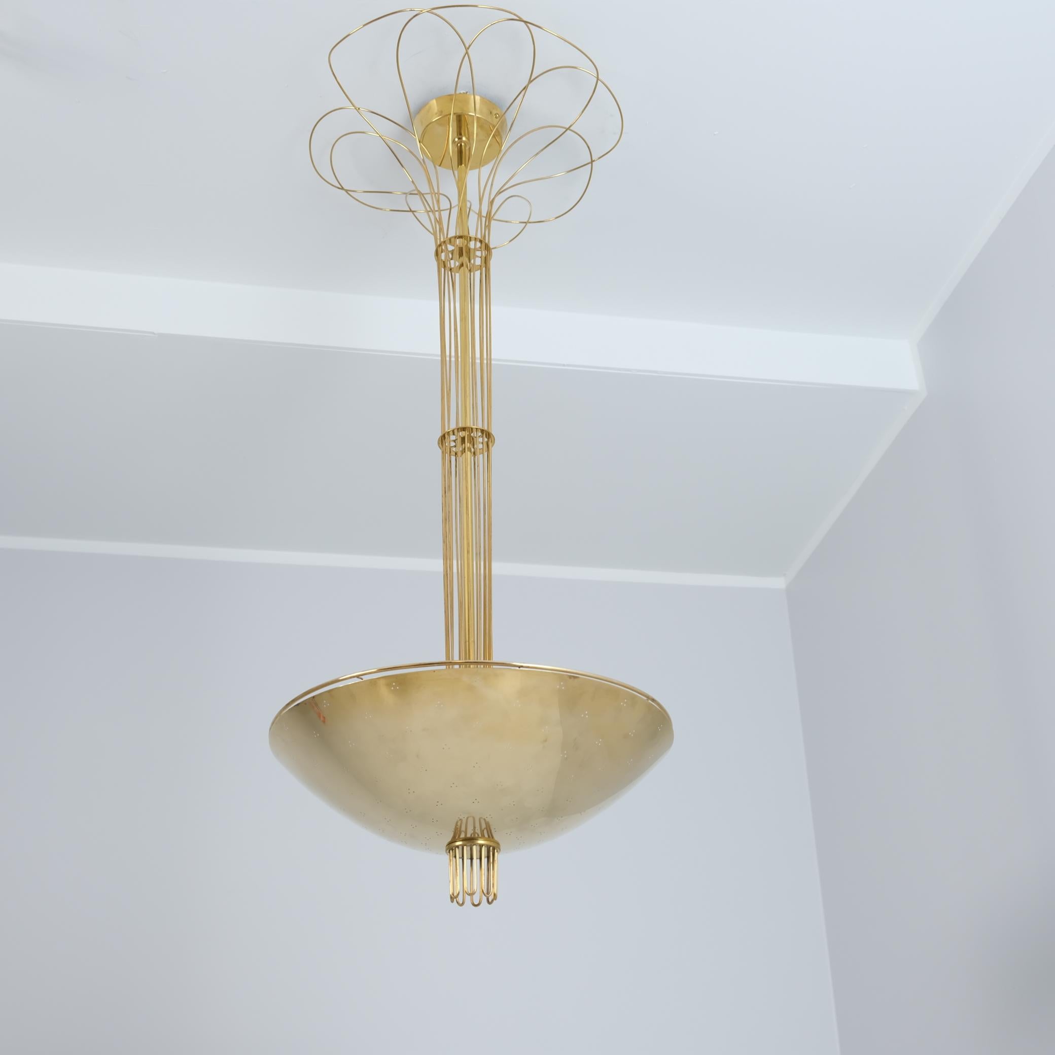 Rara lámpara Paavo Tynell de latón perforado y decoración de alambre, Taito años 50 en venta 9