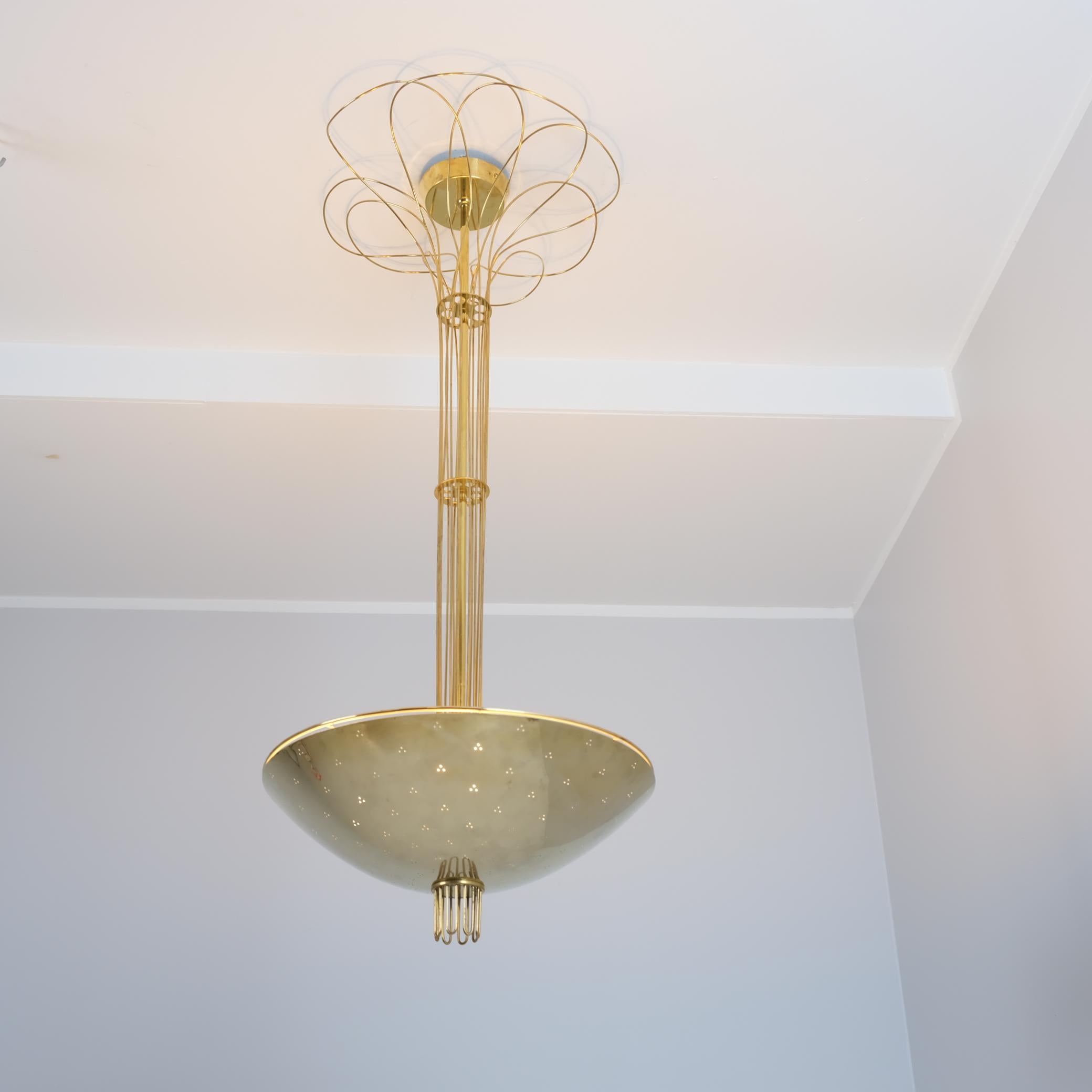 Rara lámpara Paavo Tynell de latón perforado y decoración de alambre, Taito años 50 Finlandés en venta