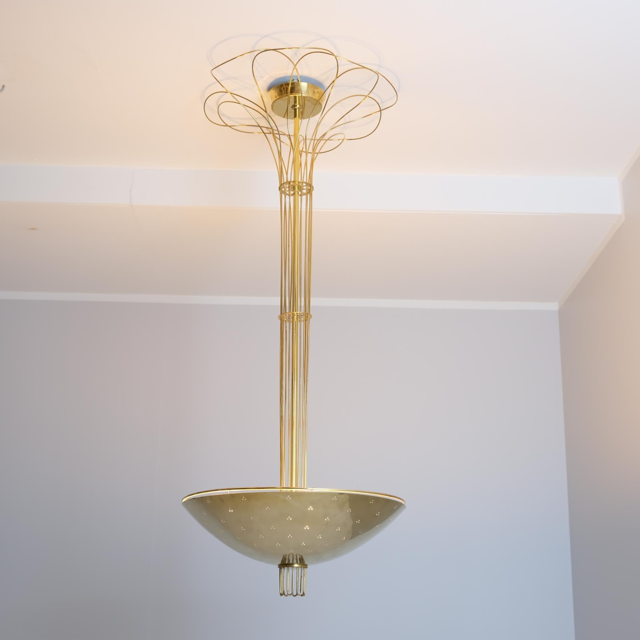 Rara lámpara Paavo Tynell de latón perforado y decoración de alambre, Taito años 50 en Bueno estado para la venta en Helsinki, FI