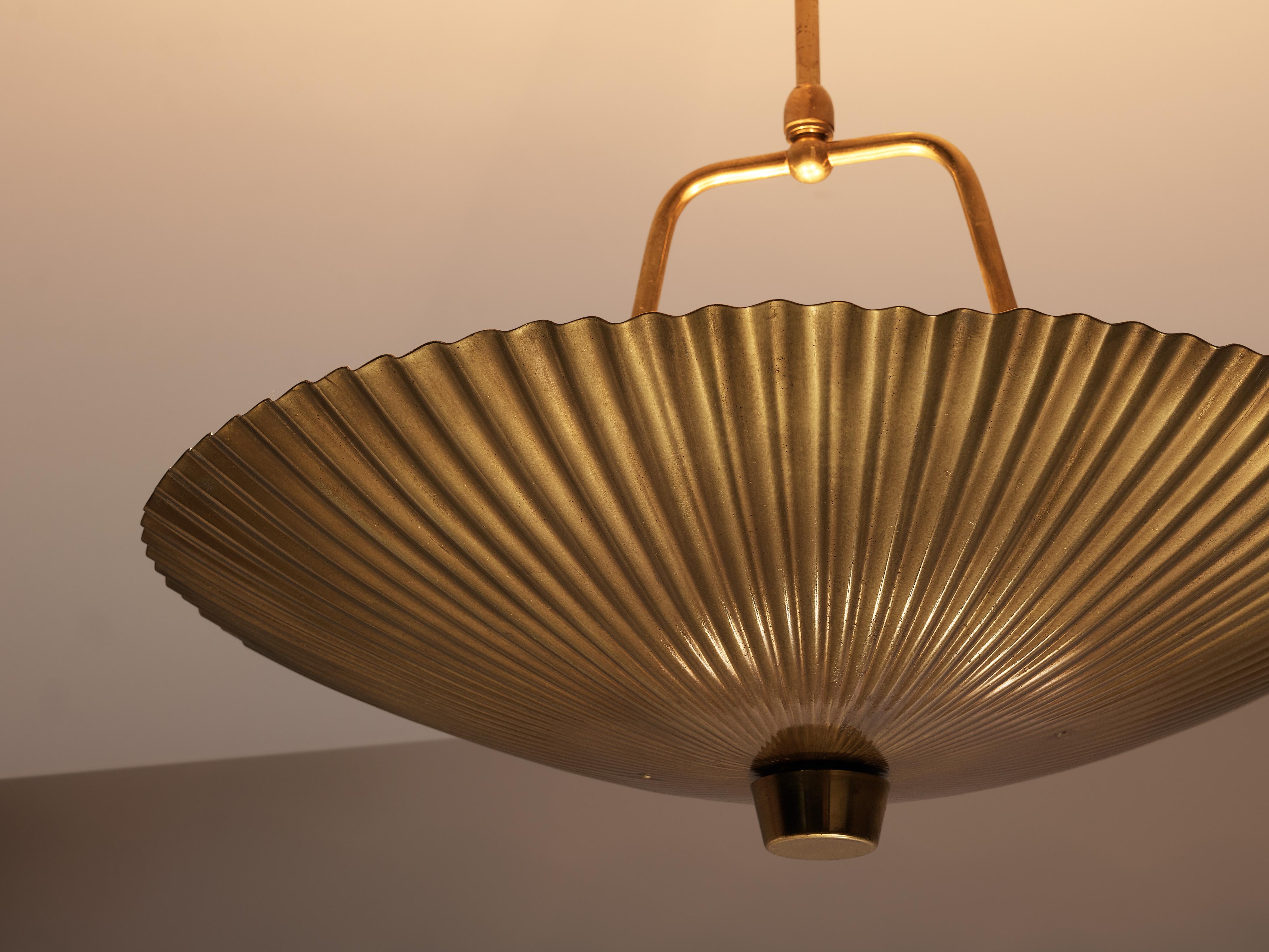 Paavo Tynell for Idman, rare pendant lamp, brass, Finland, 1960s

Exclusive chandelier by Finnish lamp designer Paavo Tynell for Idman. The wavy texture of the shade was used by Tynell for chandeliers and also for a table lamp. Yet, this way of