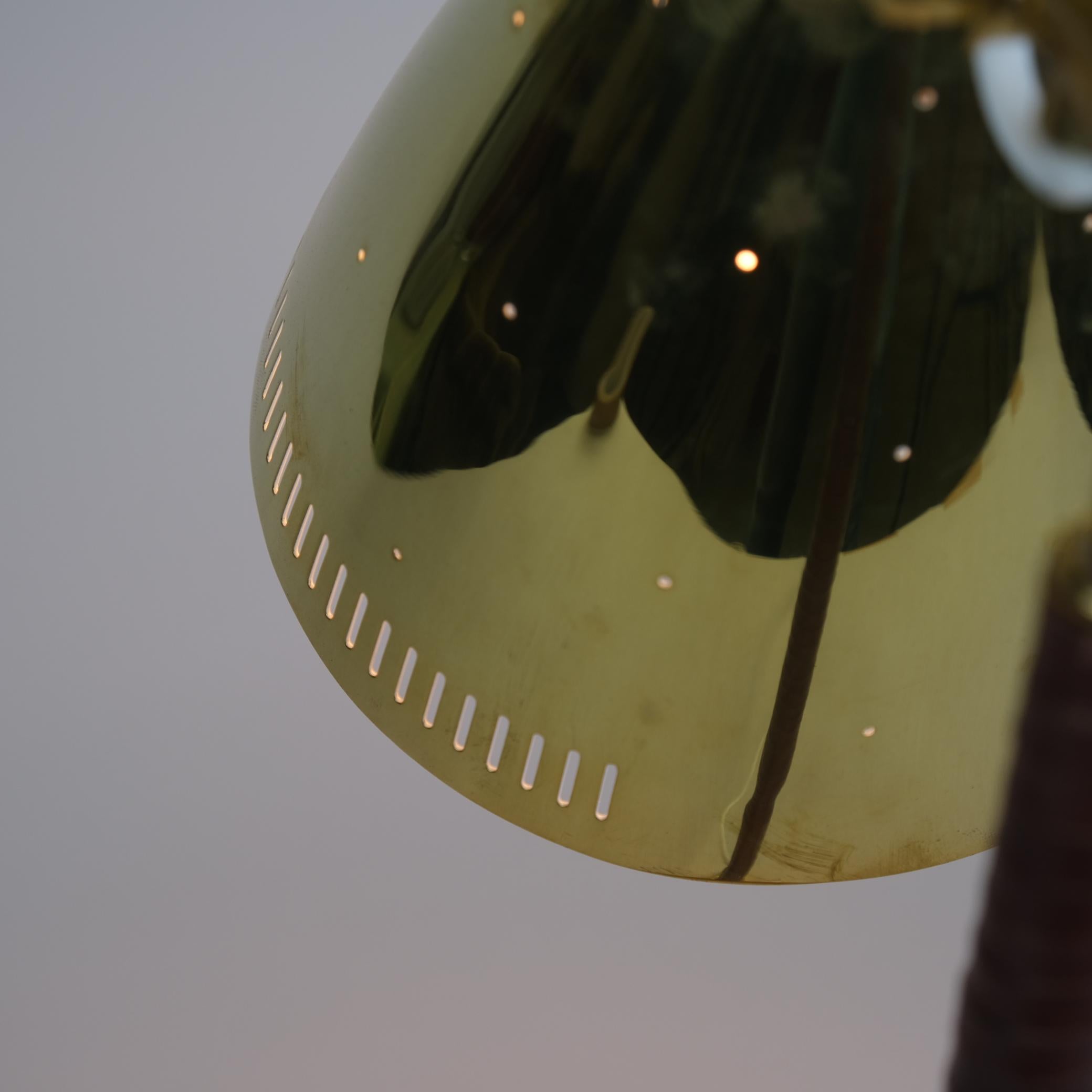 Rare lampe de table en fer à cheval en laiton perforé Paavo Tynell modèle 9224, Taito années 1950 en vente 1