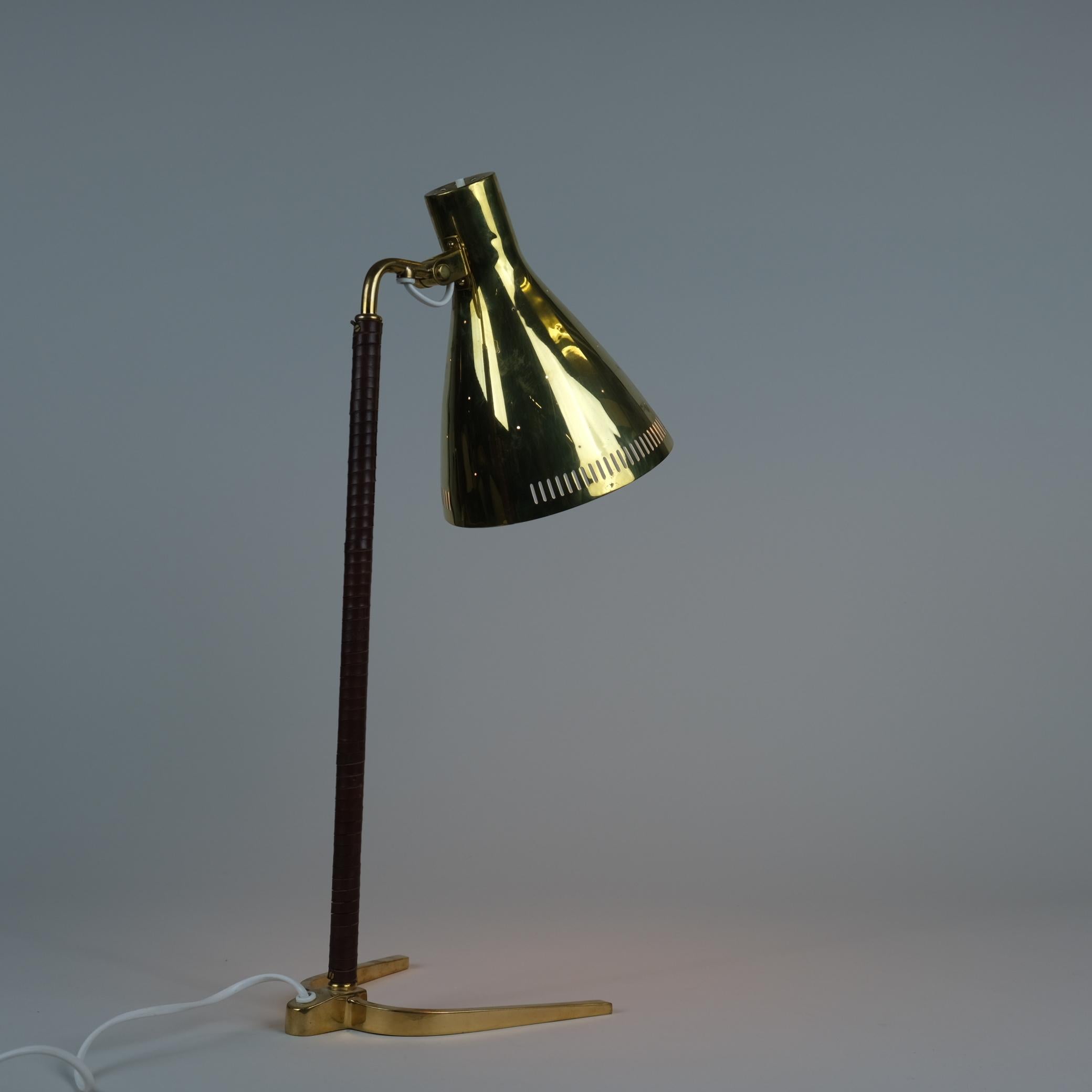Scandinave moderne Rare lampe de table en fer à cheval en laiton perforé Paavo Tynell modèle 9224, Taito années 1950 en vente