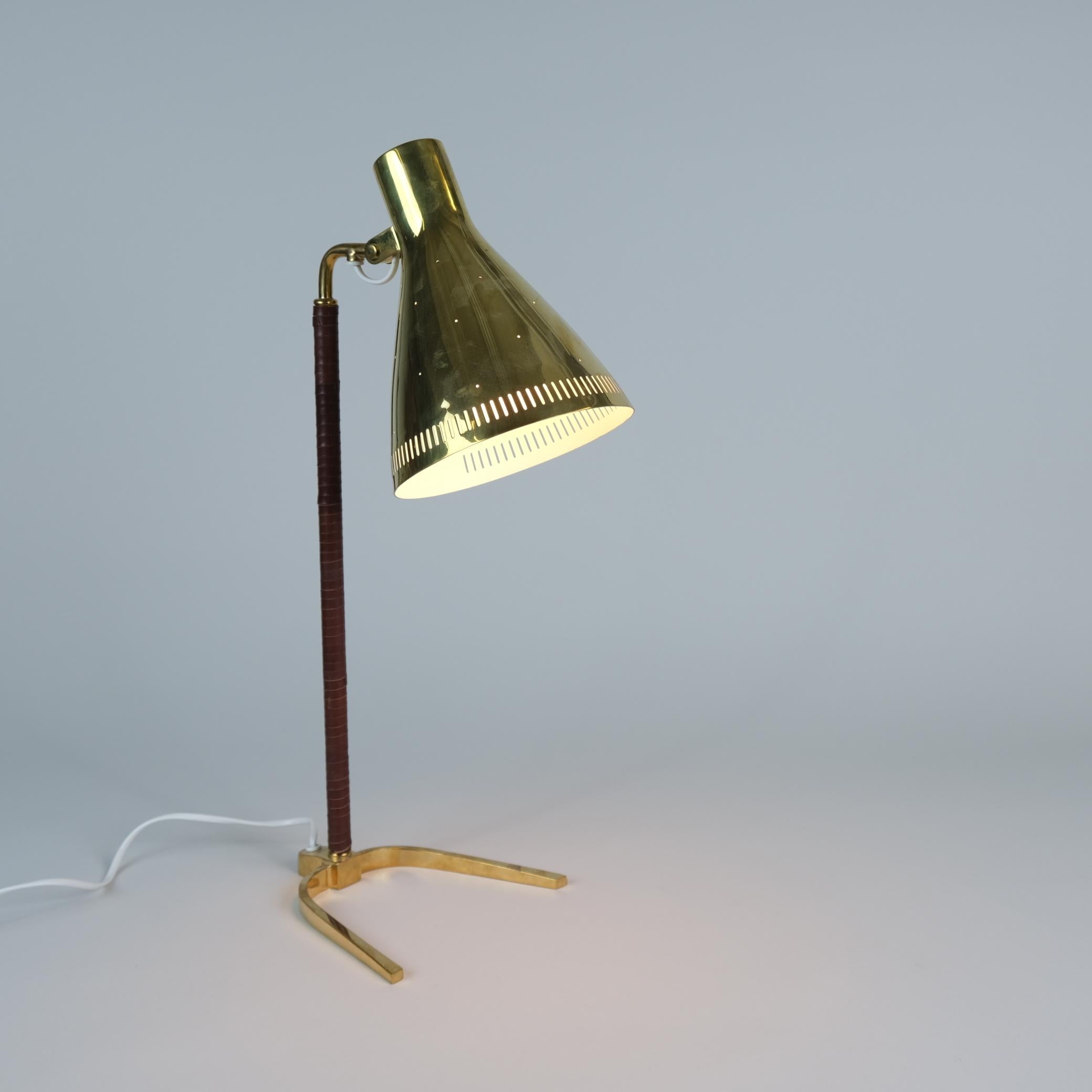 Finlandais Rare lampe de table en fer à cheval en laiton perforé Paavo Tynell modèle 9224, Taito années 1950 en vente