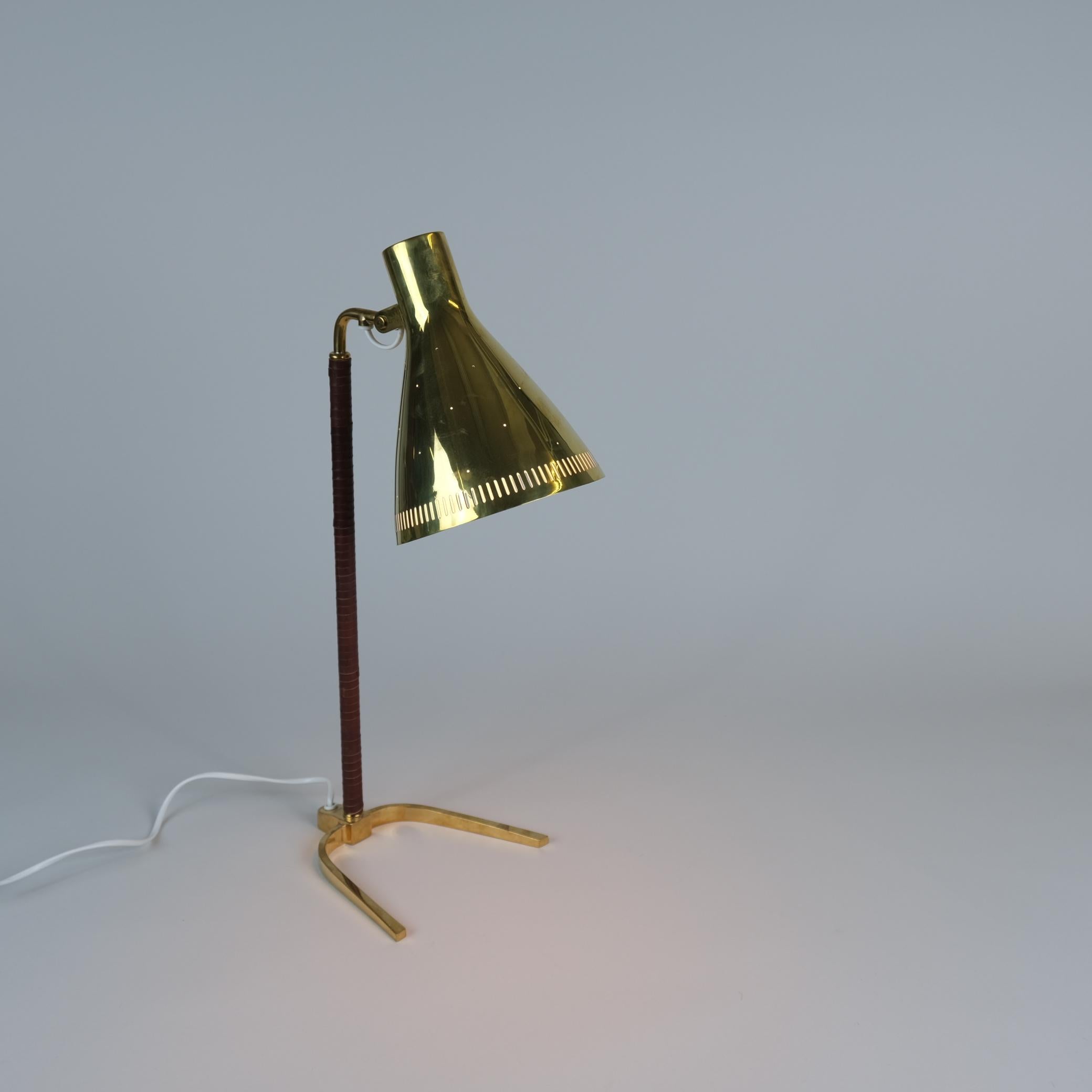 Rare lampe de table en fer à cheval en laiton perforé Paavo Tynell modèle 9224, Taito années 1950 Bon état - En vente à Helsinki, FI