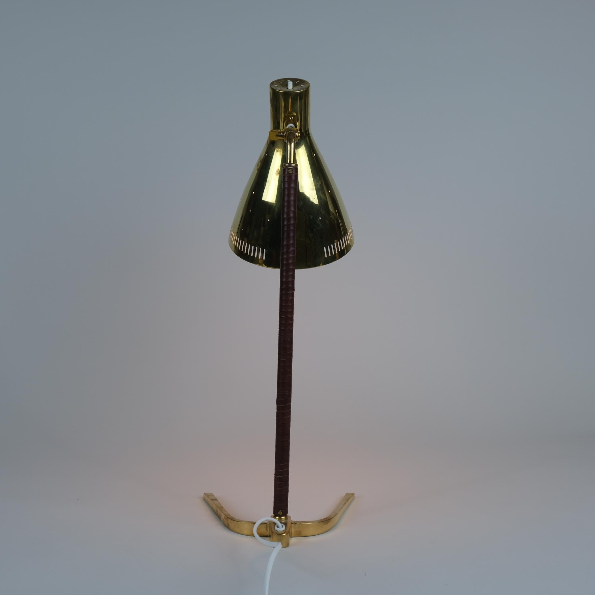 Laiton Rare lampe de table en fer à cheval en laiton perforé Paavo Tynell modèle 9224, Taito années 1950 en vente