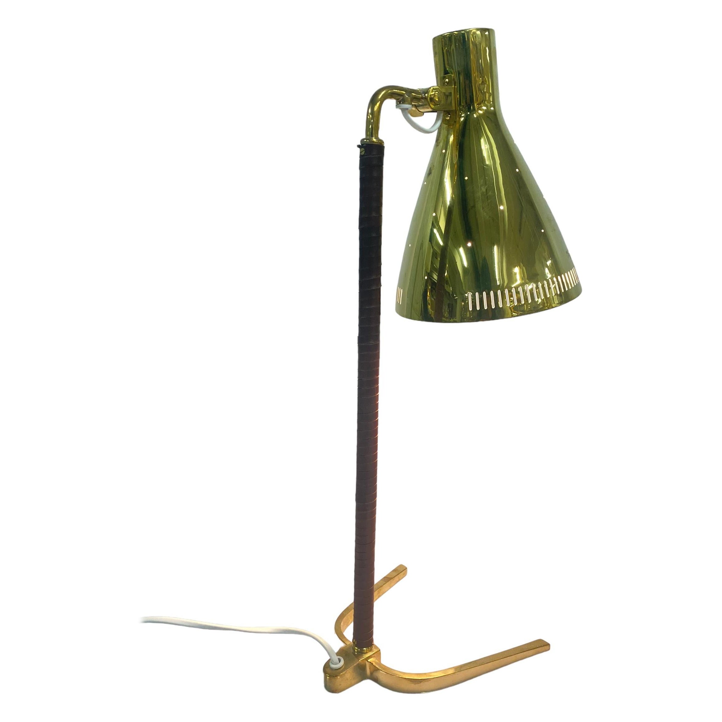 Rare lampe de table en fer à cheval en laiton perforé Paavo Tynell modèle 9224, Taito années 1950