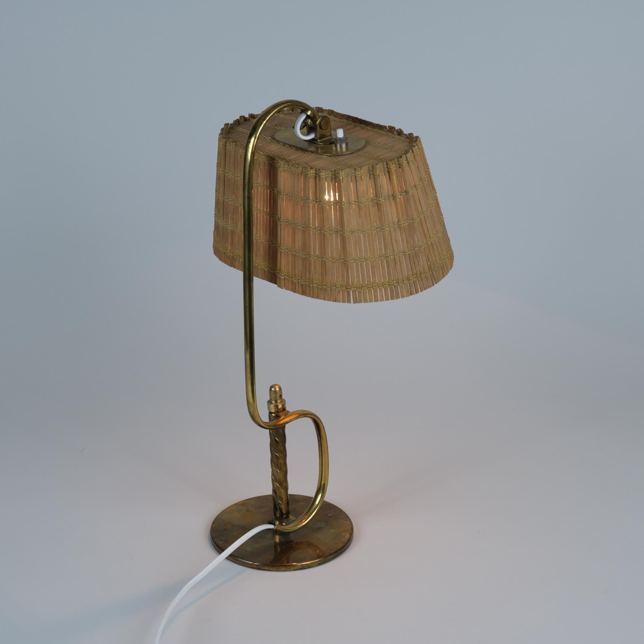 Una lámpara de sobremesa increíblemente bella, obra del maestro del diseño de iluminación Paavo Tynell. Esta lámpara no sólo es elegante y muy diferente de las demás lámparas de mesa Tynell estándar, sino que es muy rara, incluso posiblemente única