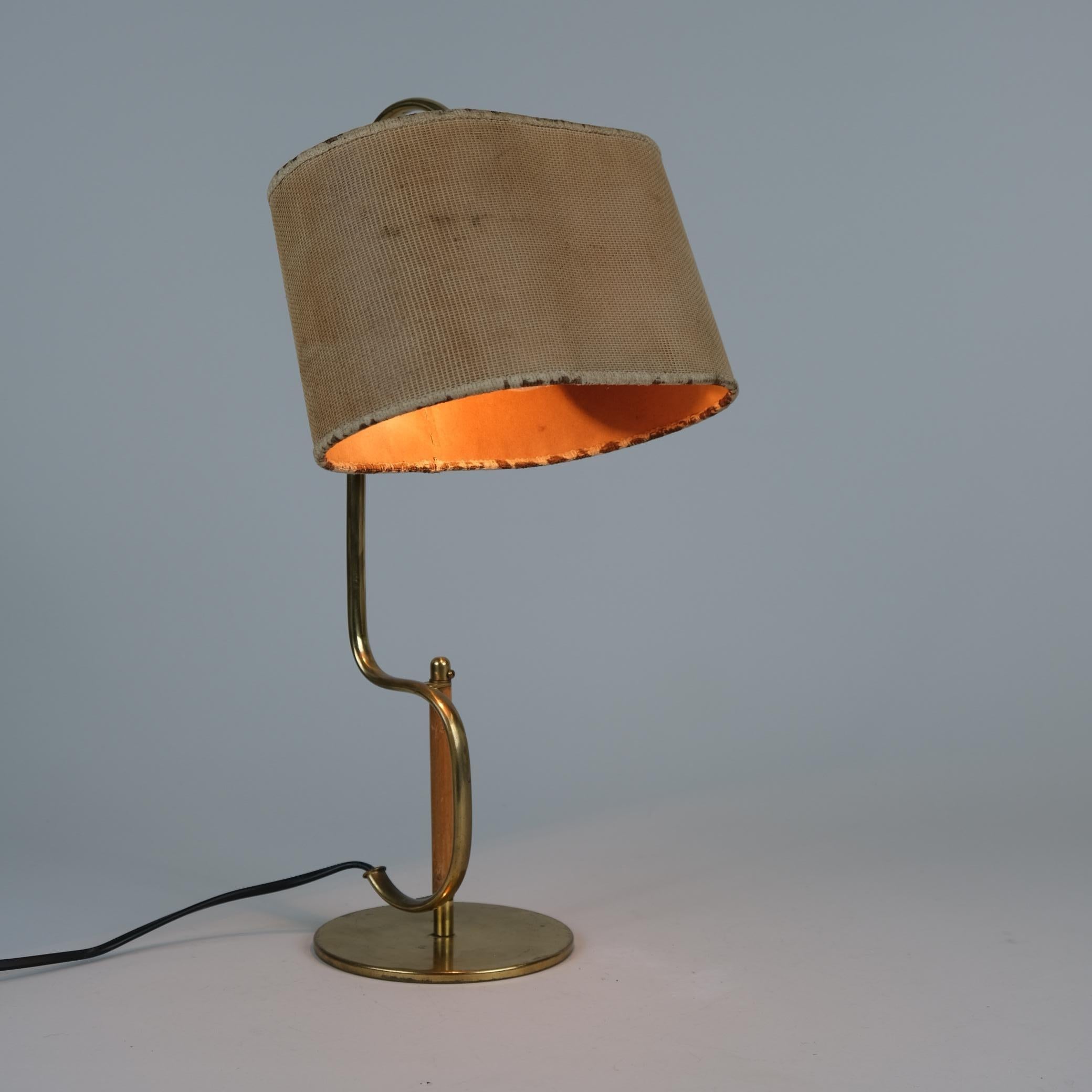 Rara lámpara de mesa Paavo Tynell 