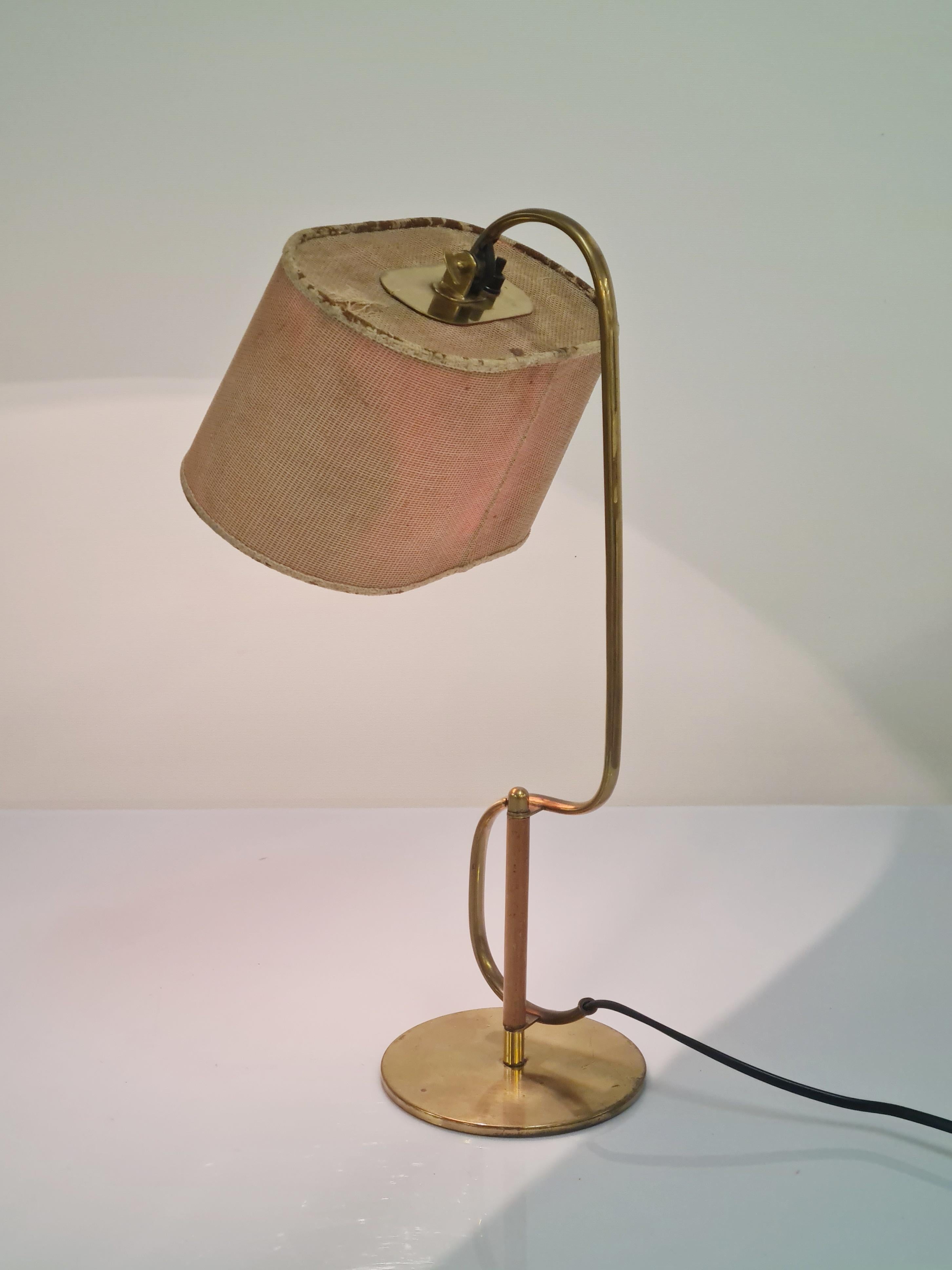 Une lampe de table incroyablement belle du maître du design des luminaires Paavo Tynell. Cette lampe n'est pas seulement élégante et très différente des autres lampes de table standard de Tynell, elle est aussi très rare. C'est le deuxième exemple
