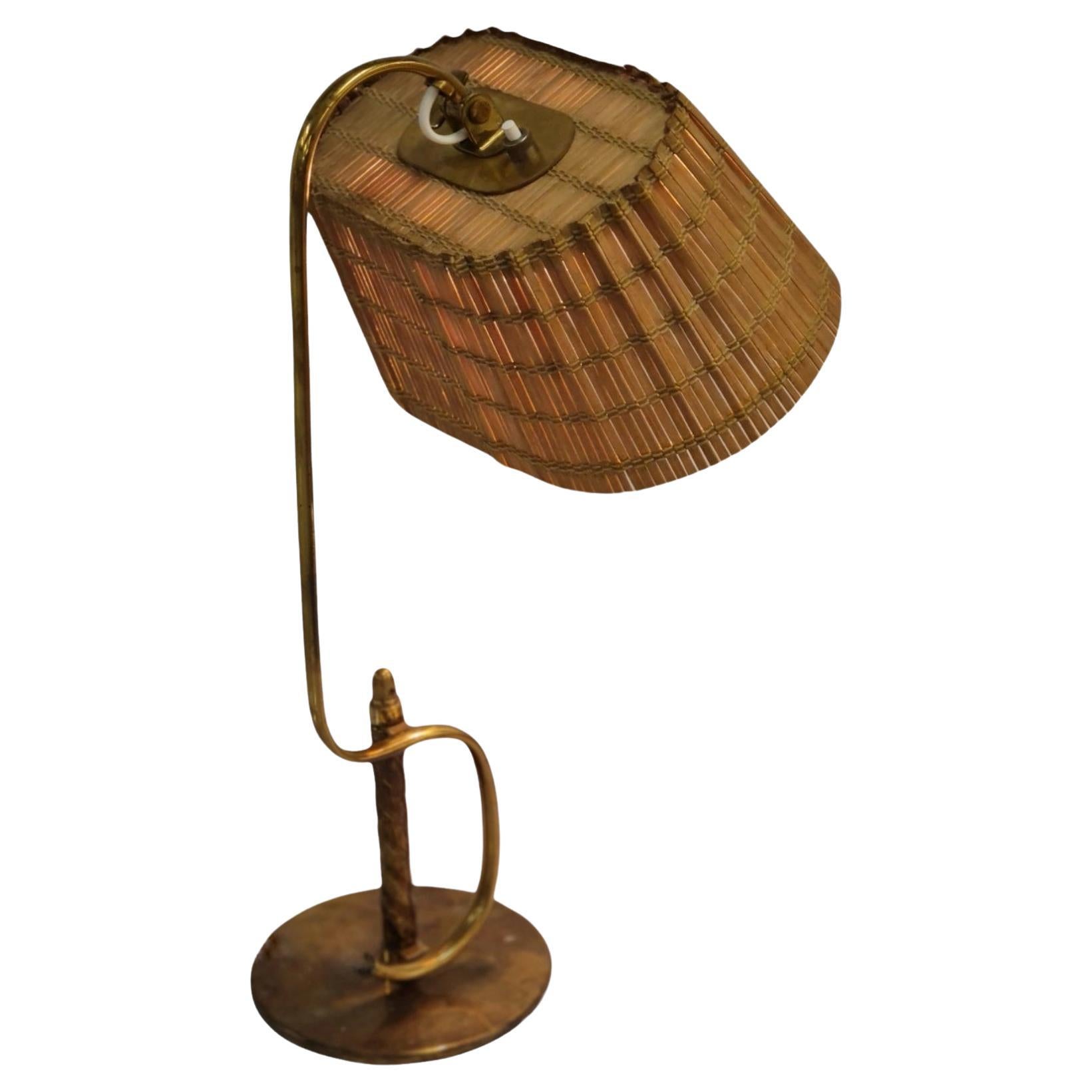Rara lampada da tavolo Paavo Tynell 'S' 9202 in ottone pieno e paralume in rattan, Taito anni '40