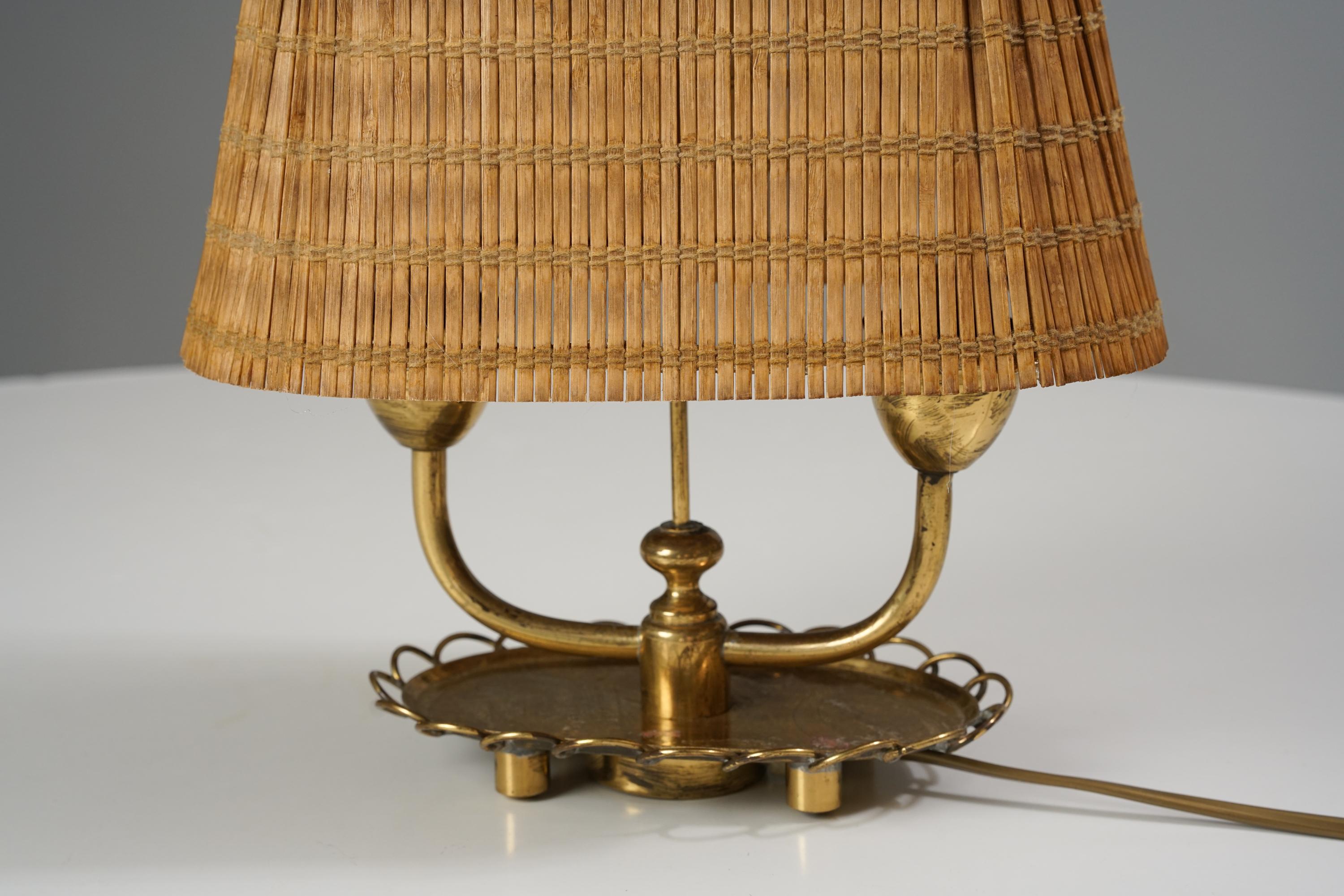 Mid-Century Modern Rare Paavo Tynell Style Table Lamp in Brass and Wooden Aspen Shade, 1940s  For Sale
