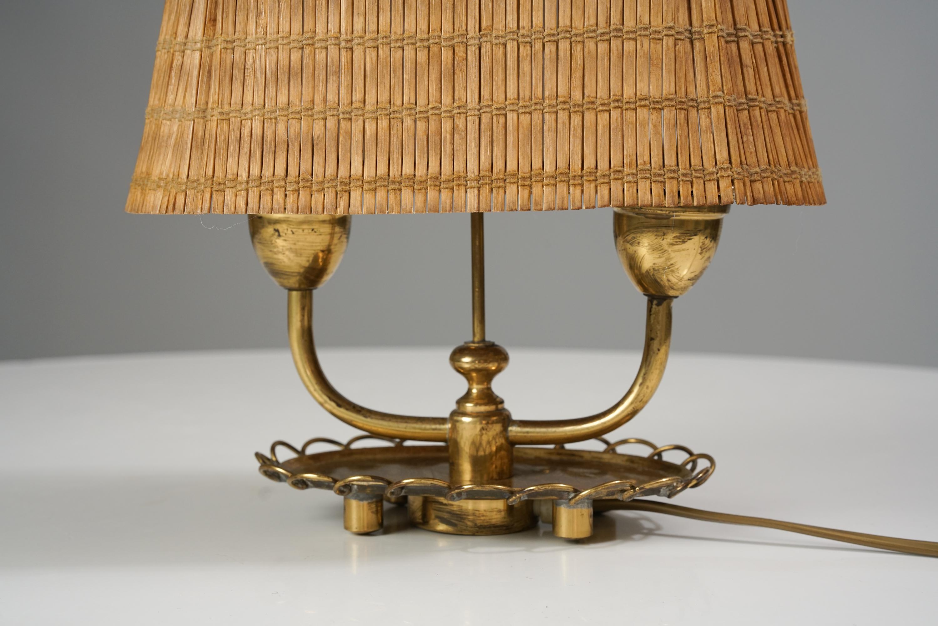 Rare Paavo Tynell Style Table Lamp in Brass and Wooden Aspen Shade, 1940s  In Good Condition For Sale In Helsinki, FI