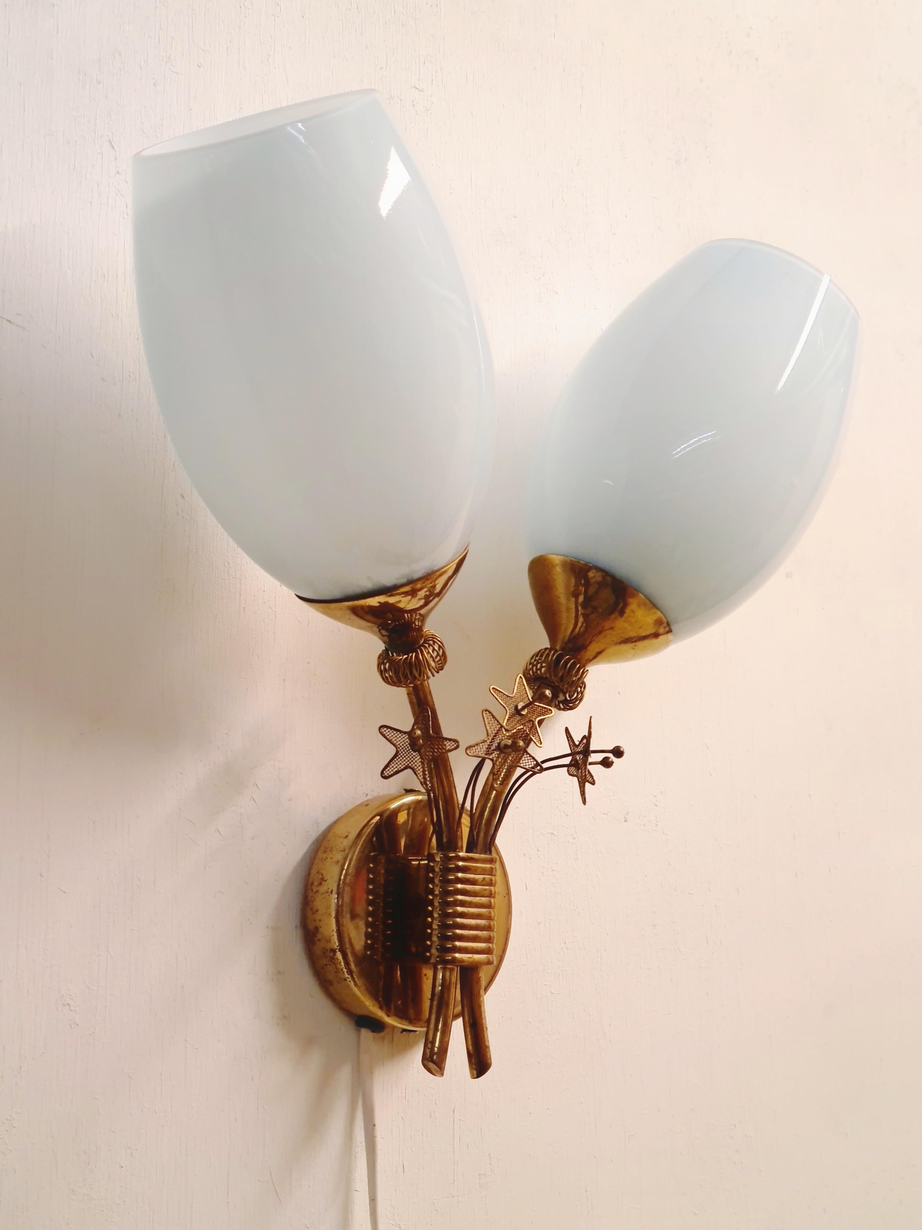 An extremely rare and brilliant wall lamp/sconce by Paavo Tynell, manufactured by Taito Oy in Finland in the 1950s. These kinds of wall lamps are highly sought after by collectors as well as end users world wide. The design is simple, pragmatic and