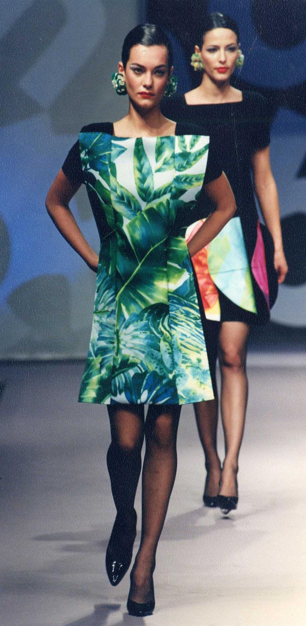 In un indimenticabile momento di alchimia da passerella, la collezione primavera/estate 1998 di Paco Rabanne ha messo in scena uno dei giochi di prestigio più silenziosamente teatrali dell'alta moda degli anni '90: un abito che si trasforma con una