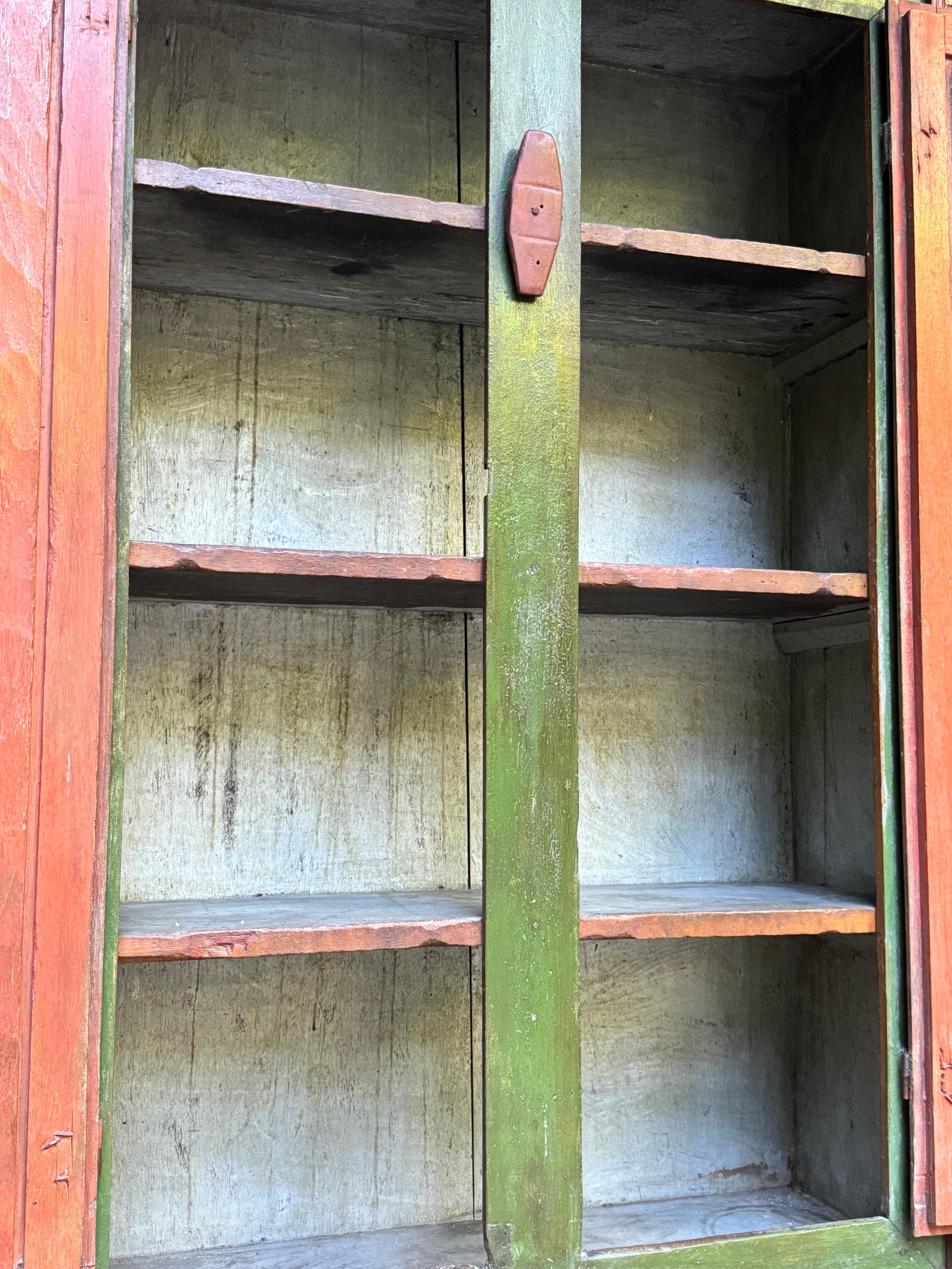 Raro armario pintado de Minas Gerais de principios del siglo XIX - Una joya vernácula en venta 3