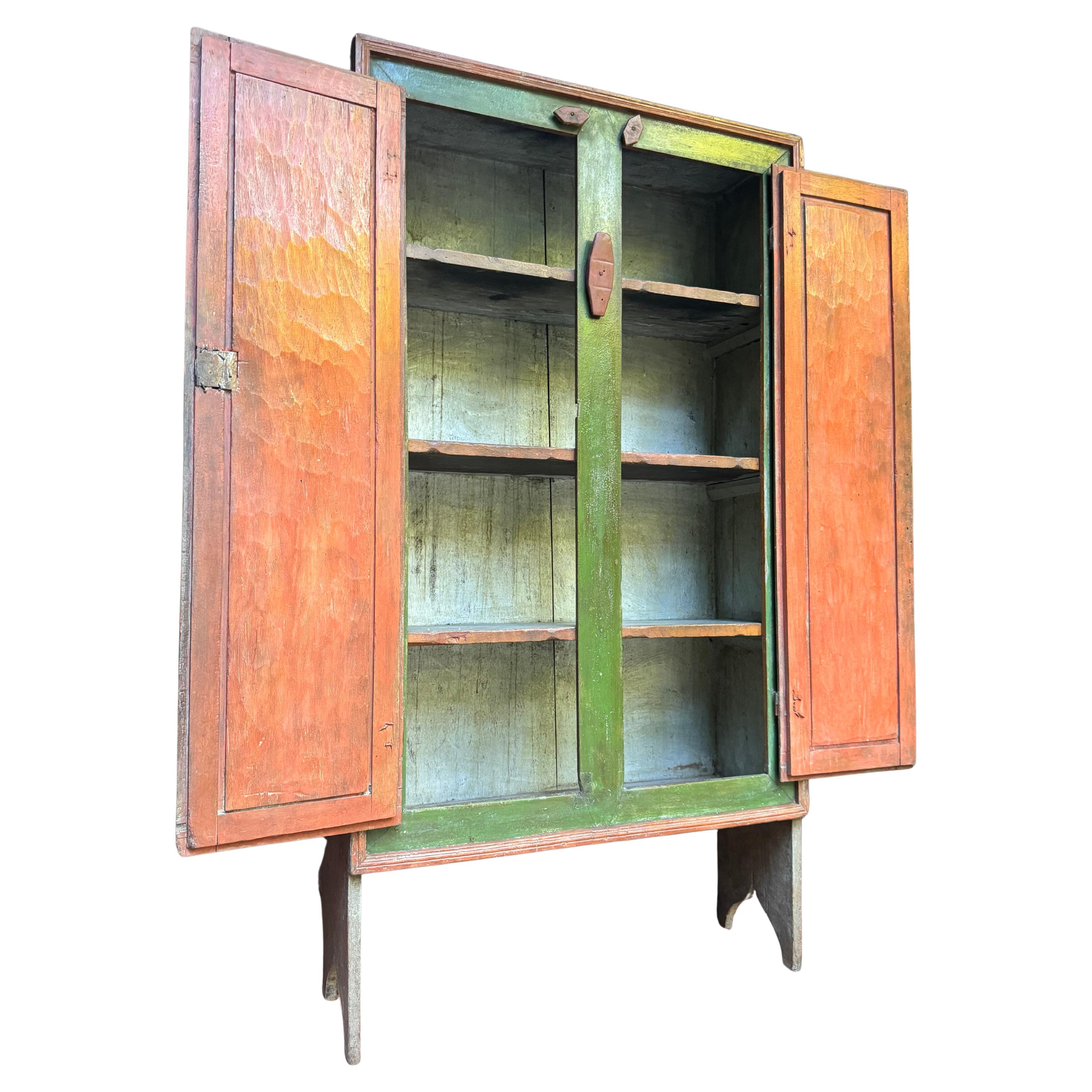 Raro armario pintado de Minas Gerais de principios del siglo XIX - Una joya vernácula Brasileño en venta