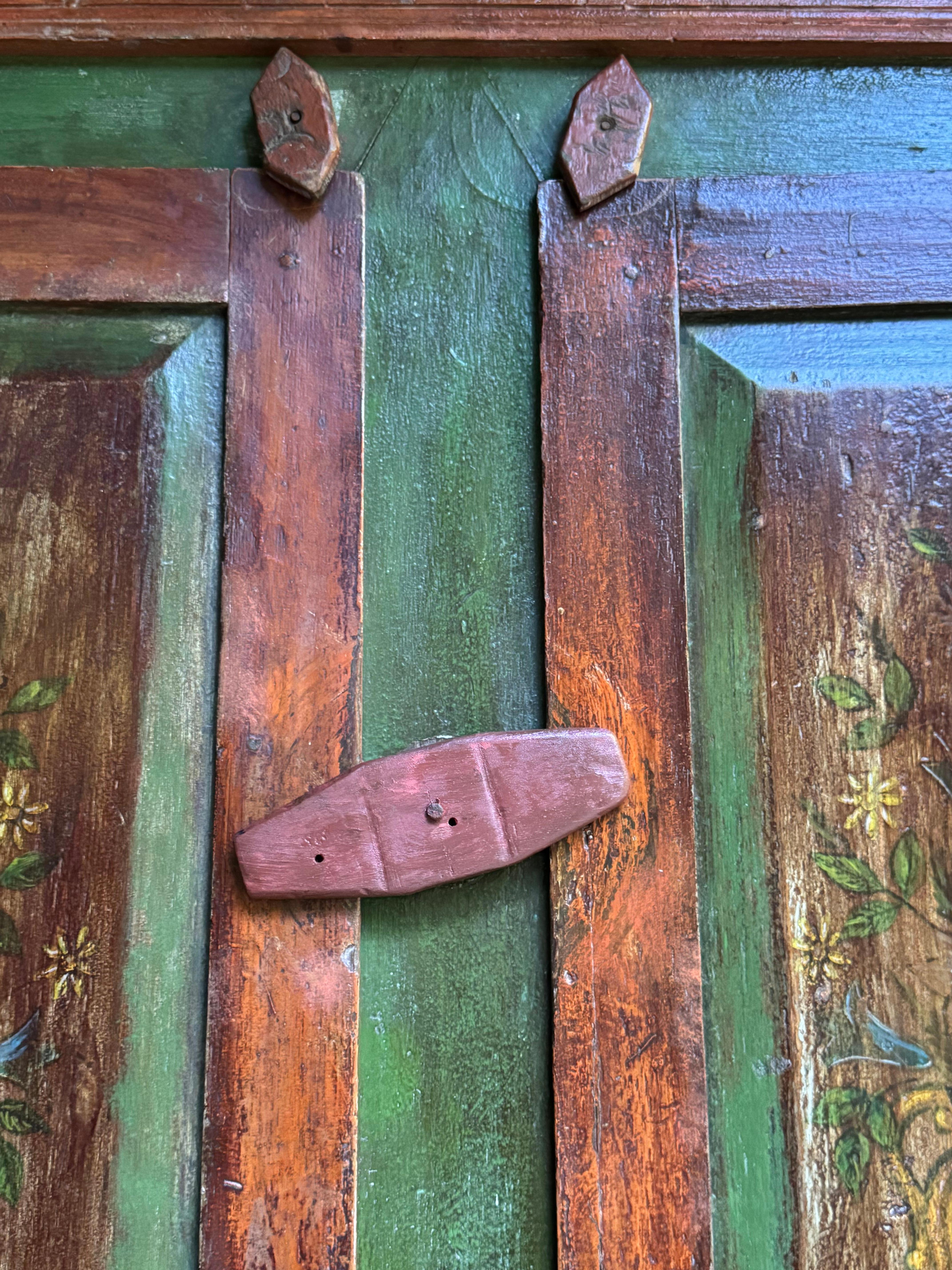 Raro armario pintado de Minas Gerais de principios del siglo XIX - Una joya vernácula en venta 2